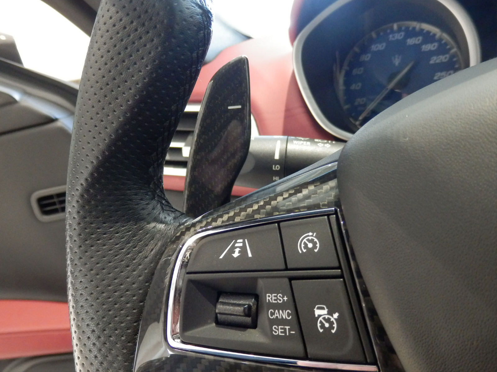 マセラティ ギブリ S　ステアリングボタン