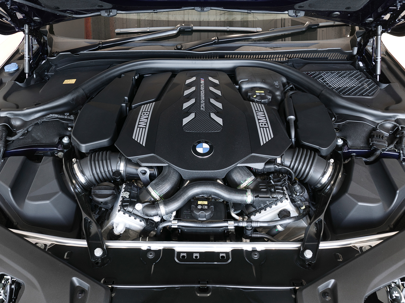 BMW M850i xDrive クーペ エンジン