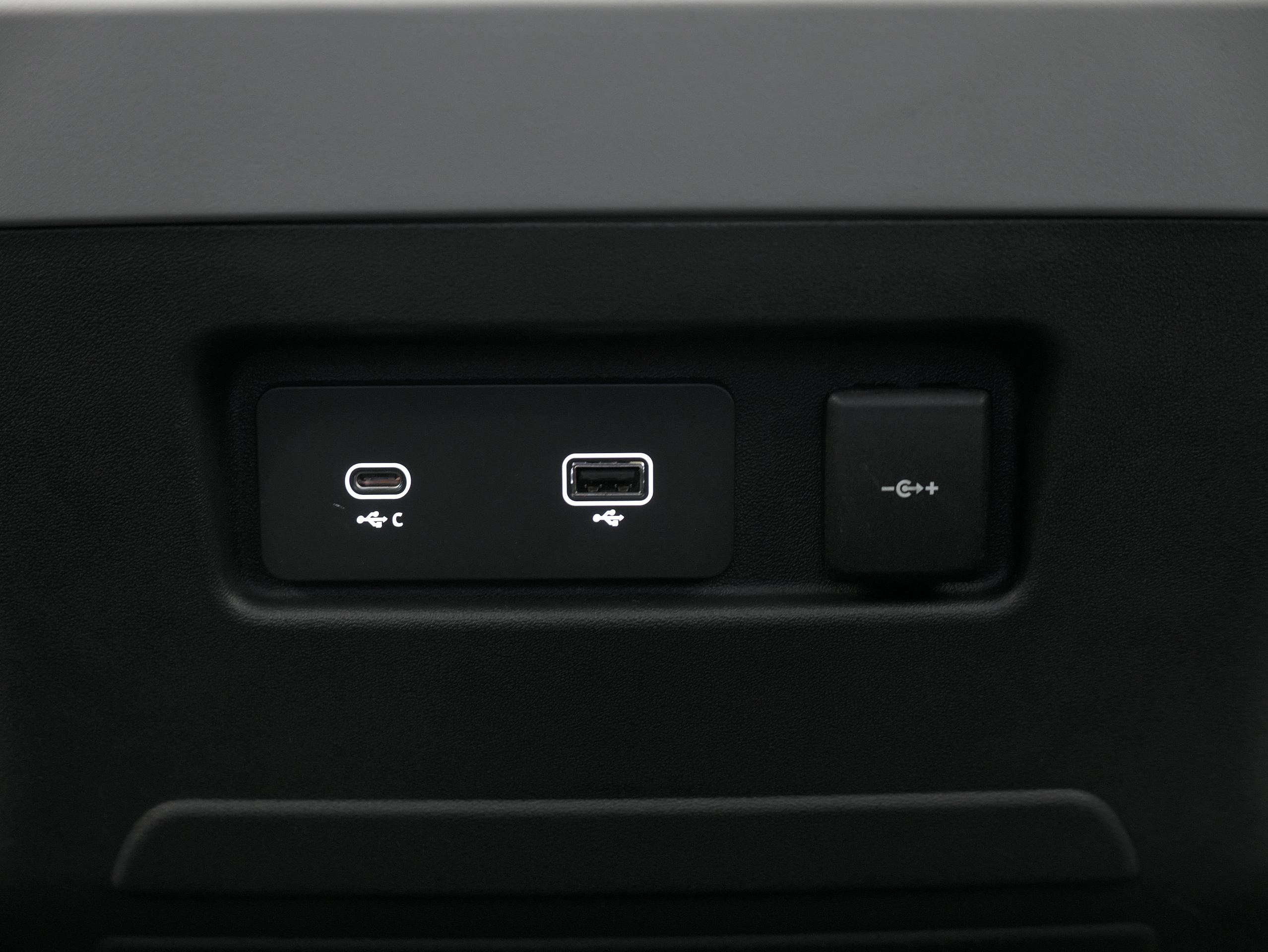 ディフェンダー90 USBポート