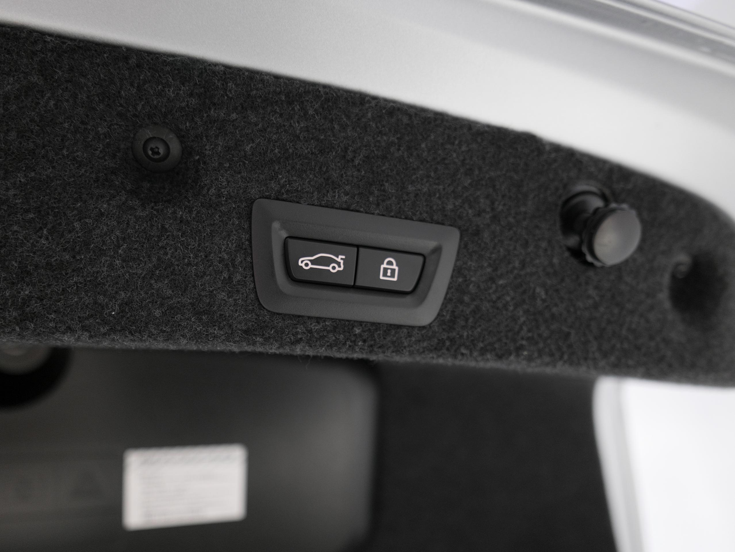 BMW F10 M5 インディヴィジュアル 電動トランク