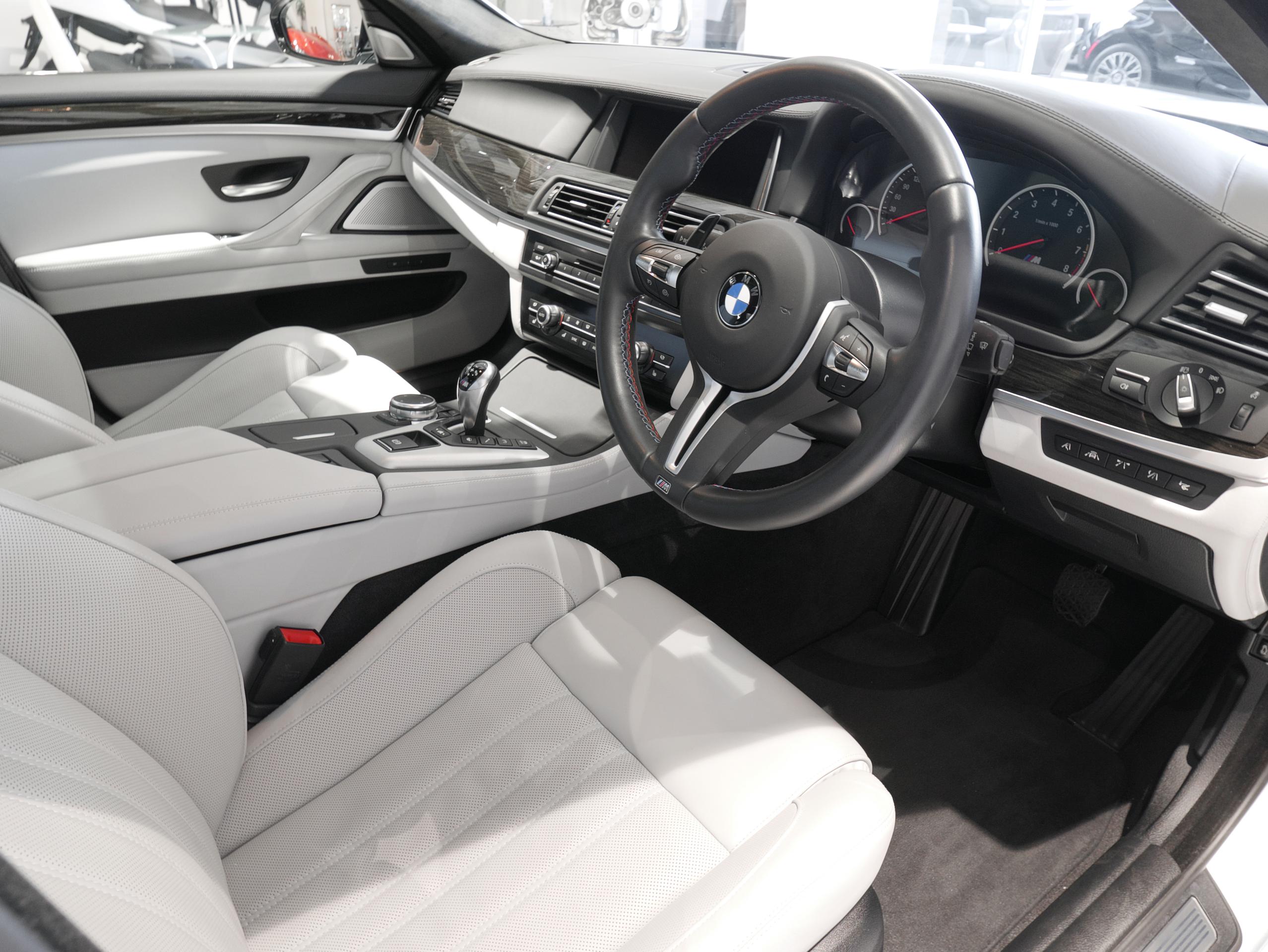 BMW F10 M5 インディヴィジュアル 運転席シート