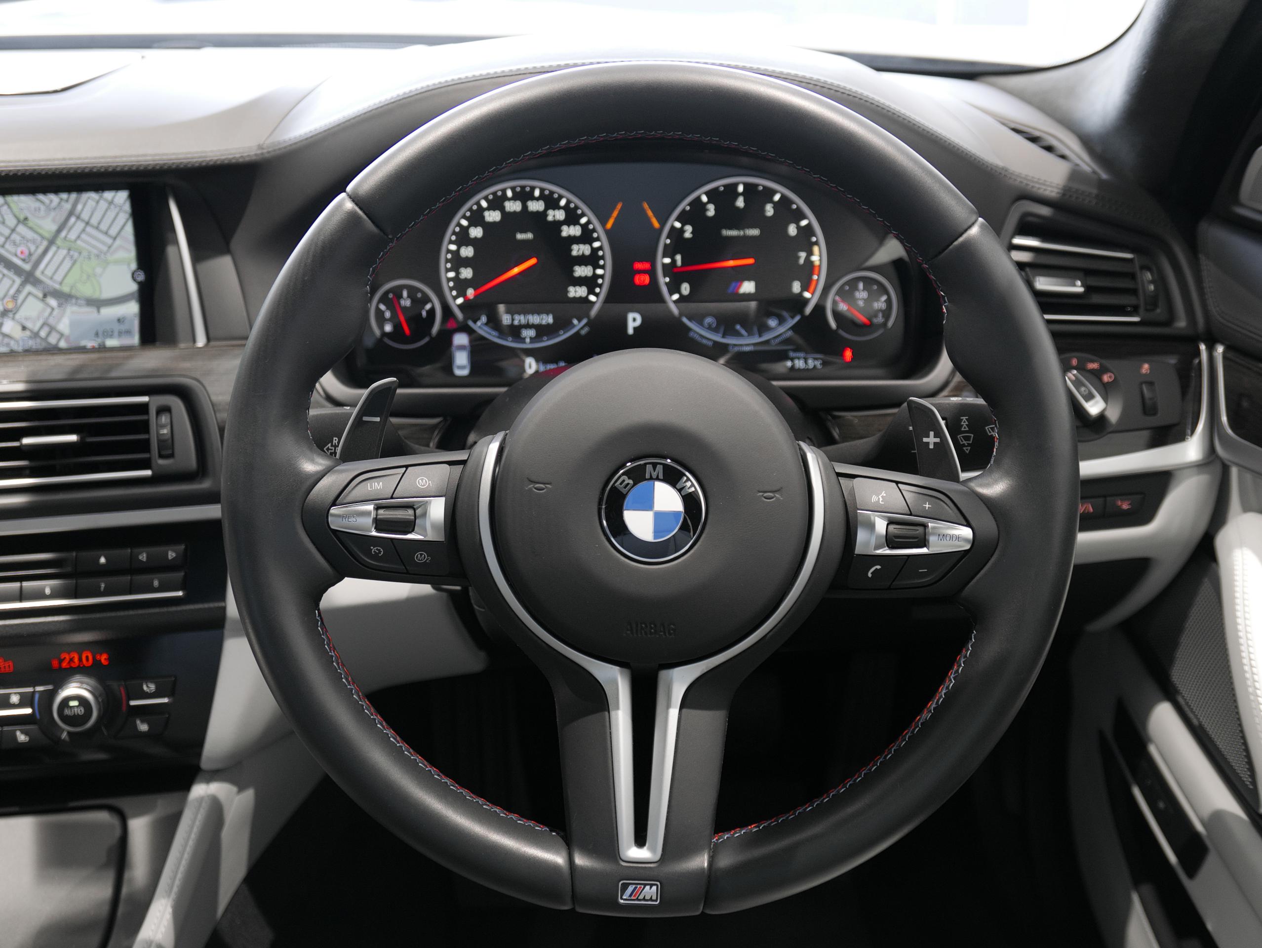 BMW F10 M5 インディヴィジュアル ステアリング