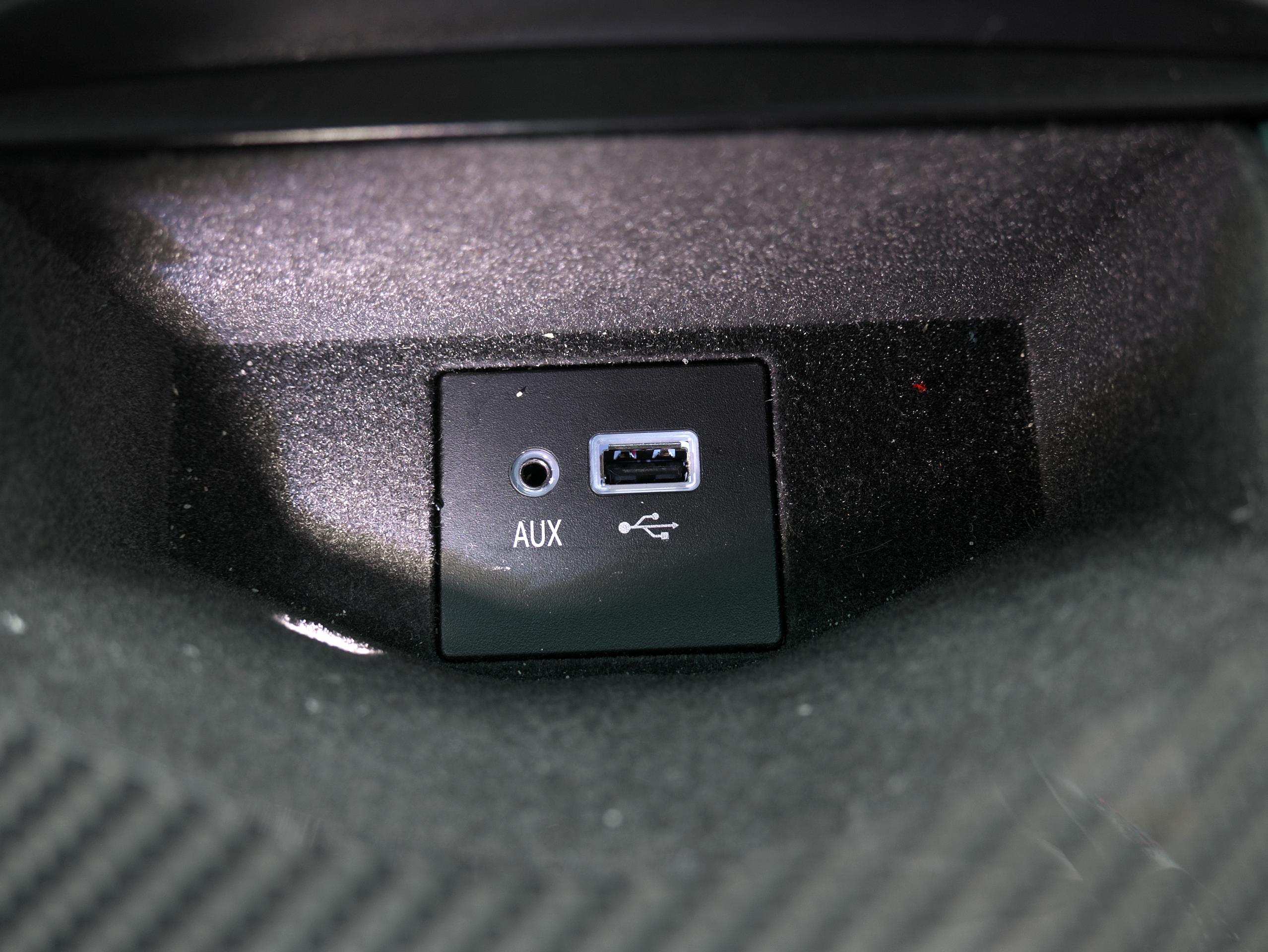 マセラティ ギブリ S ビアンコ USBポート