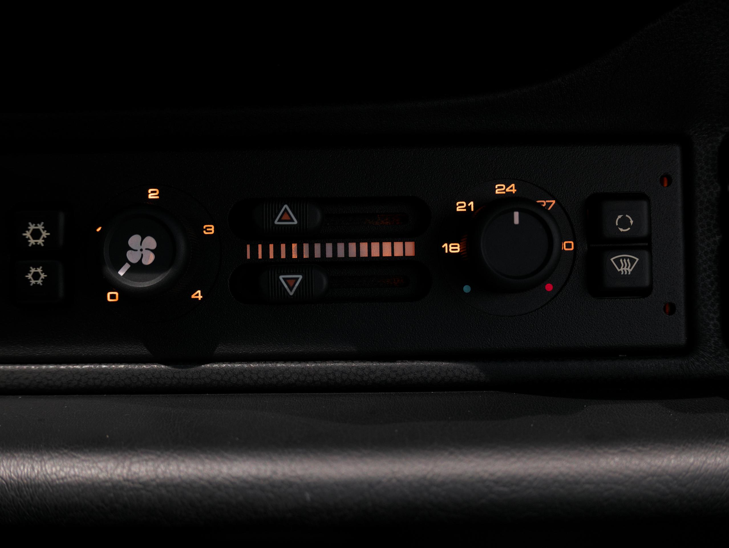 ポルシェ 911 カレラS ティプトロニックS 993 アリーナレッド エアコン操作パネル