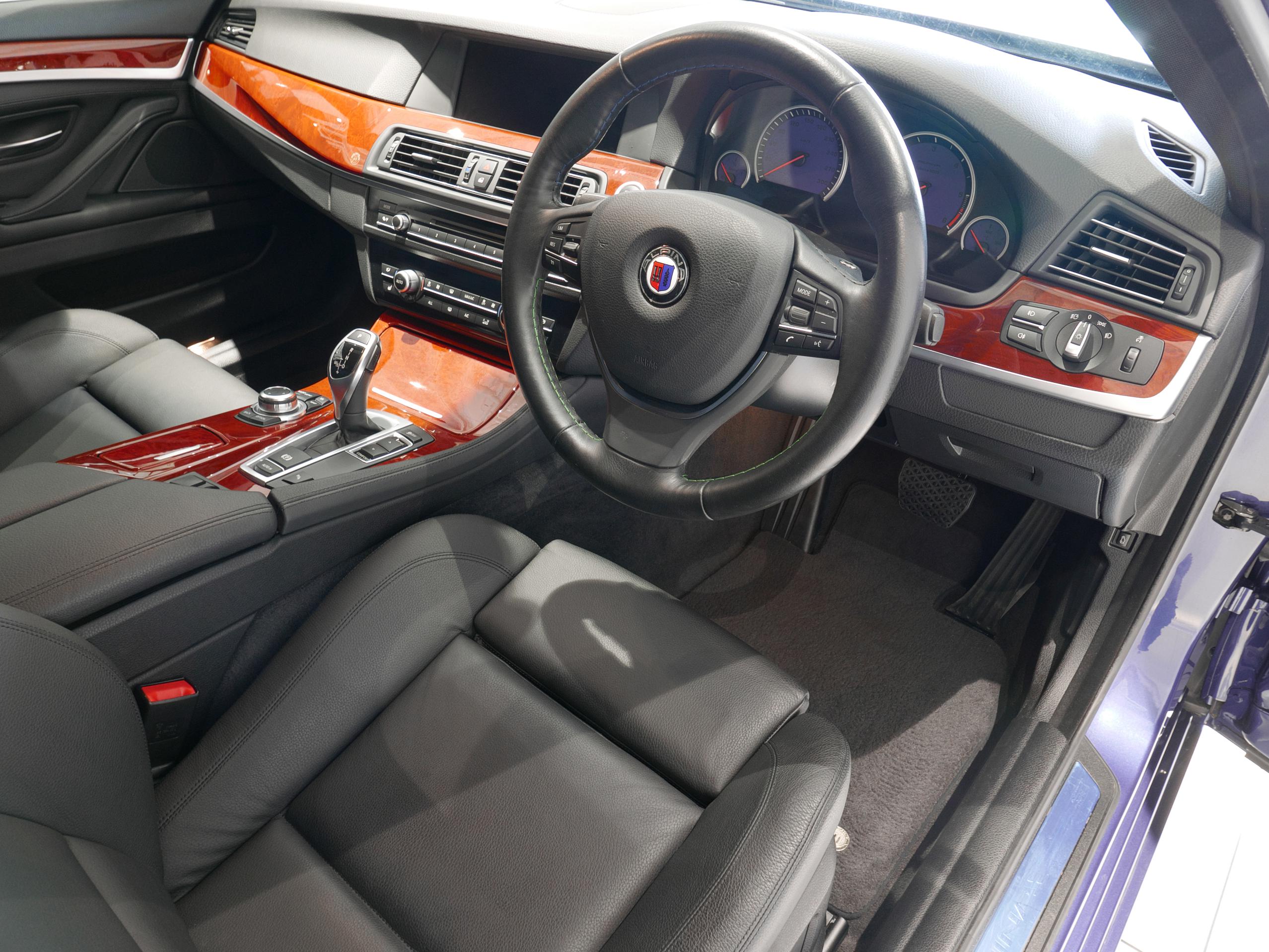 BMW アルピナ D5 ターボ リムジン 運転席