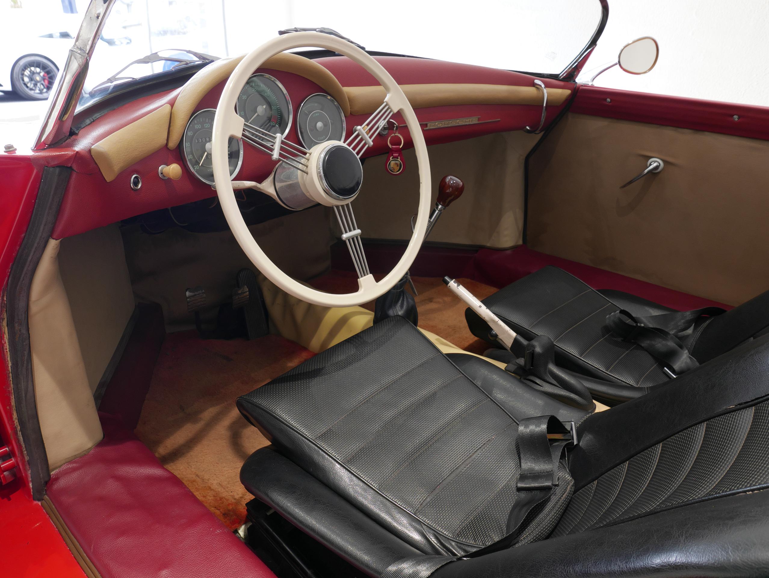 ポルシェ 356スピードスター レプリカ 運転席