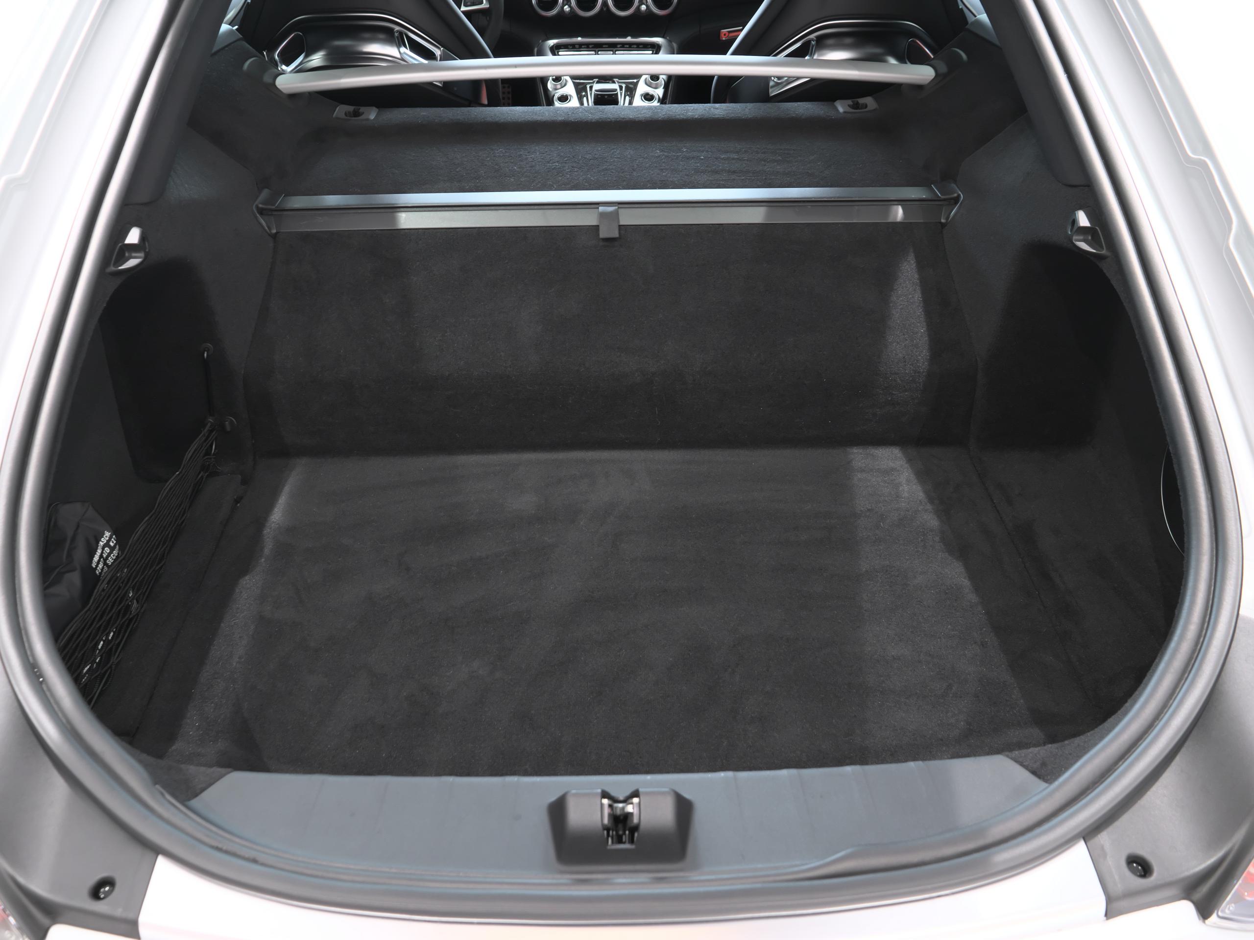 メルセデスAMG GT S 収納スペース