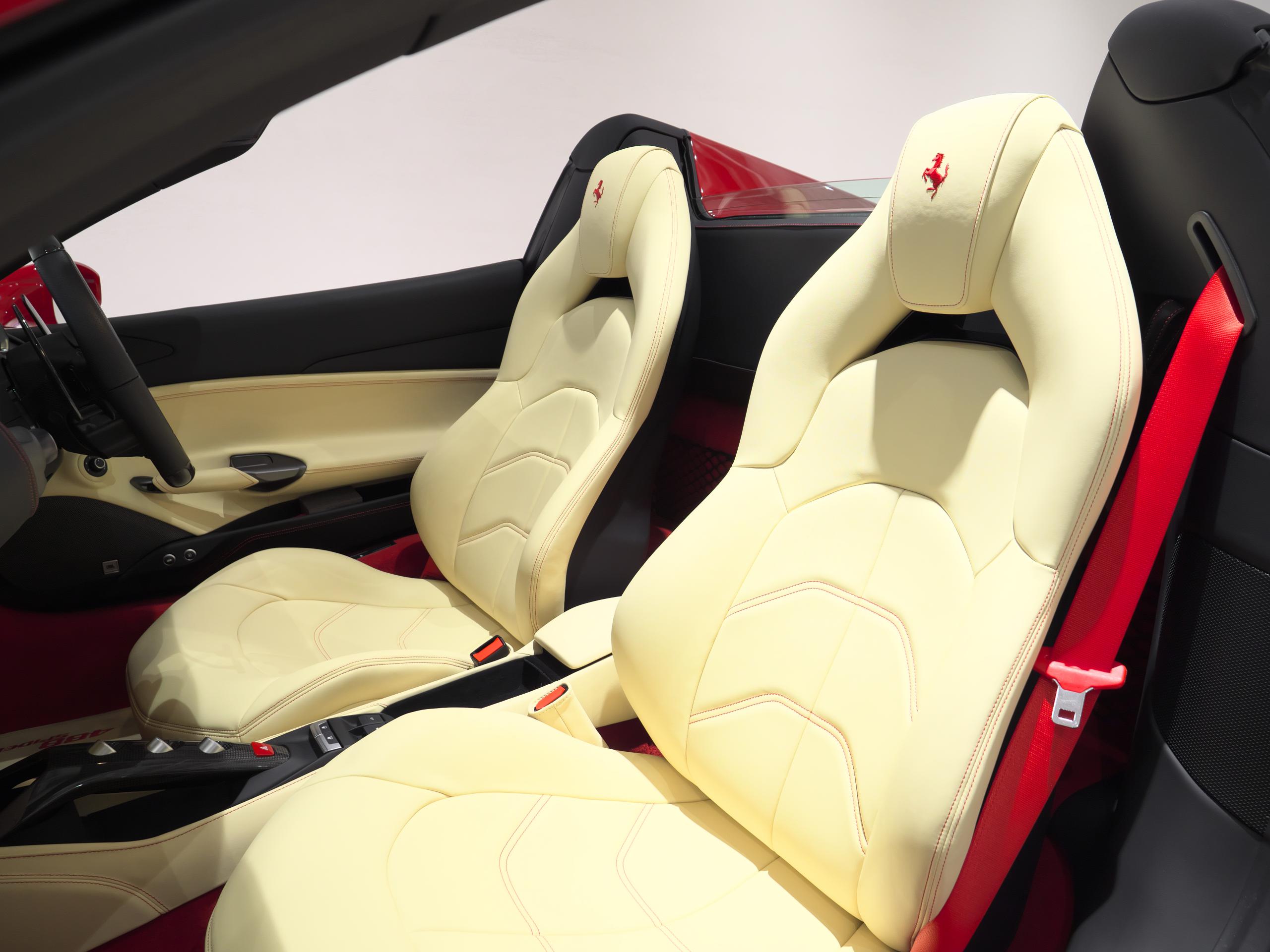 フェラーリ 488スパイダー ロッソコルサメタリック 運転席