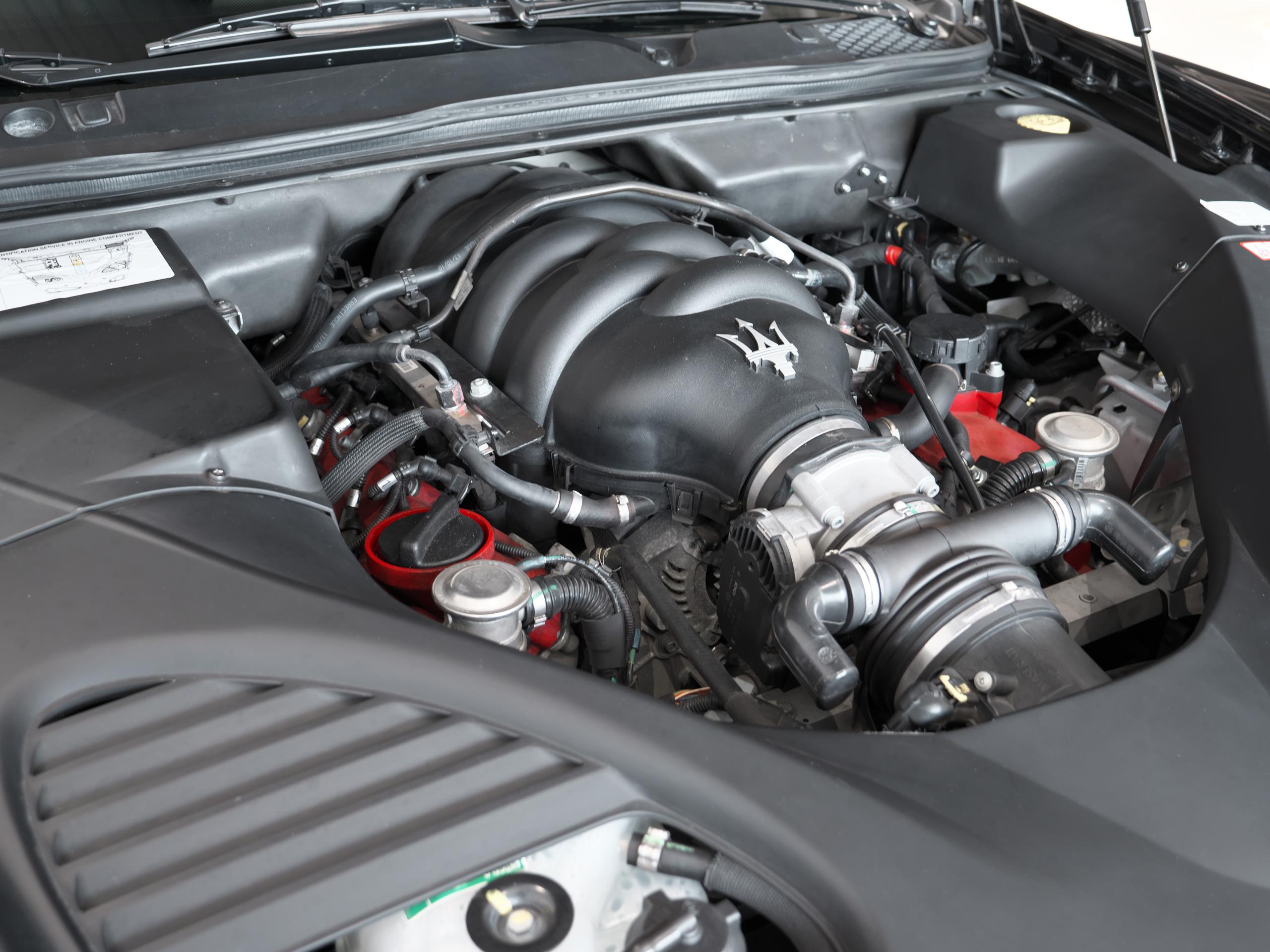 クアトロポルテ スポーツGT S アワードエディション V8エンジン