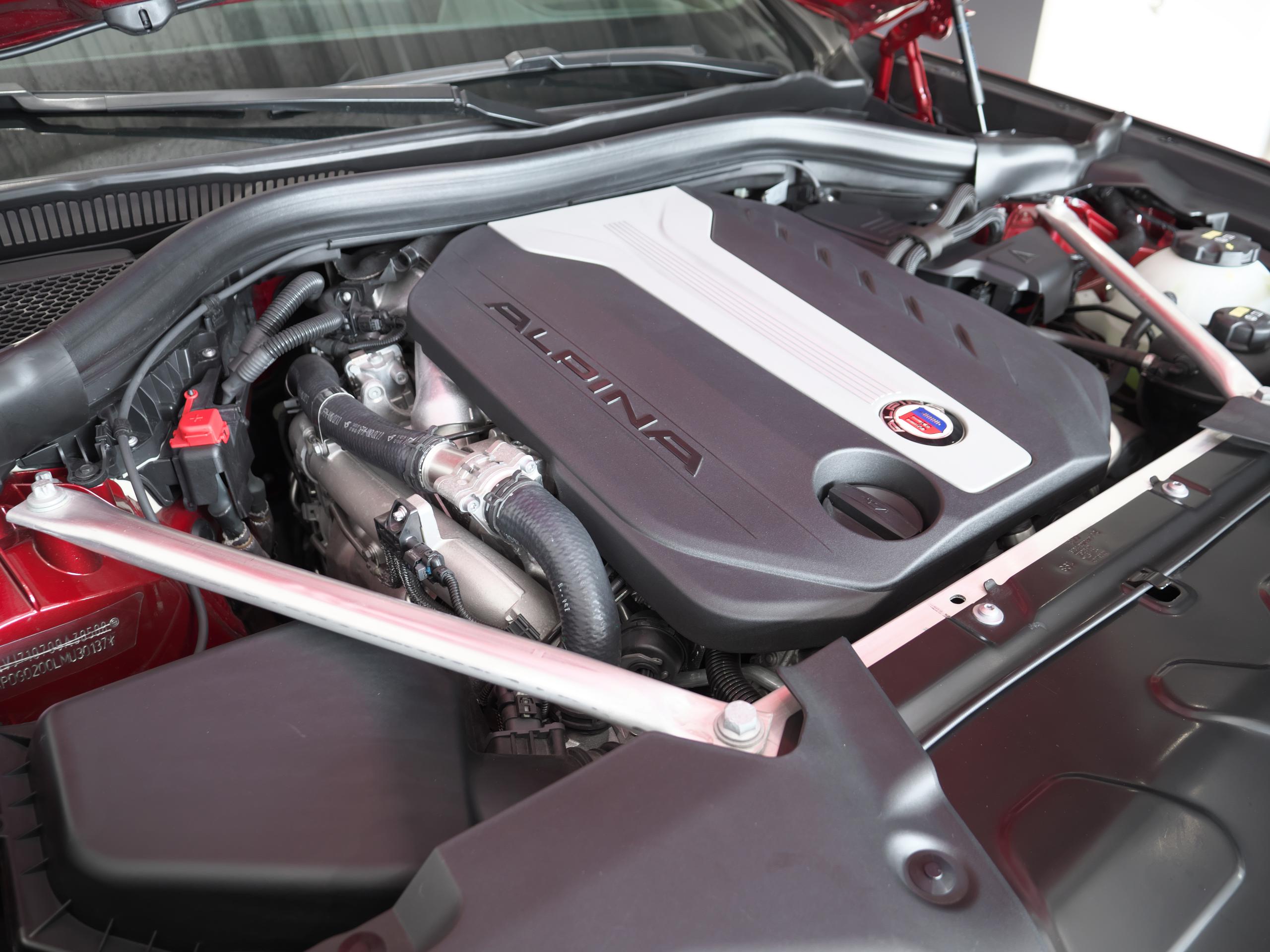 BMWアルピナ XD4 アルラット フラメンコレッド エンジン