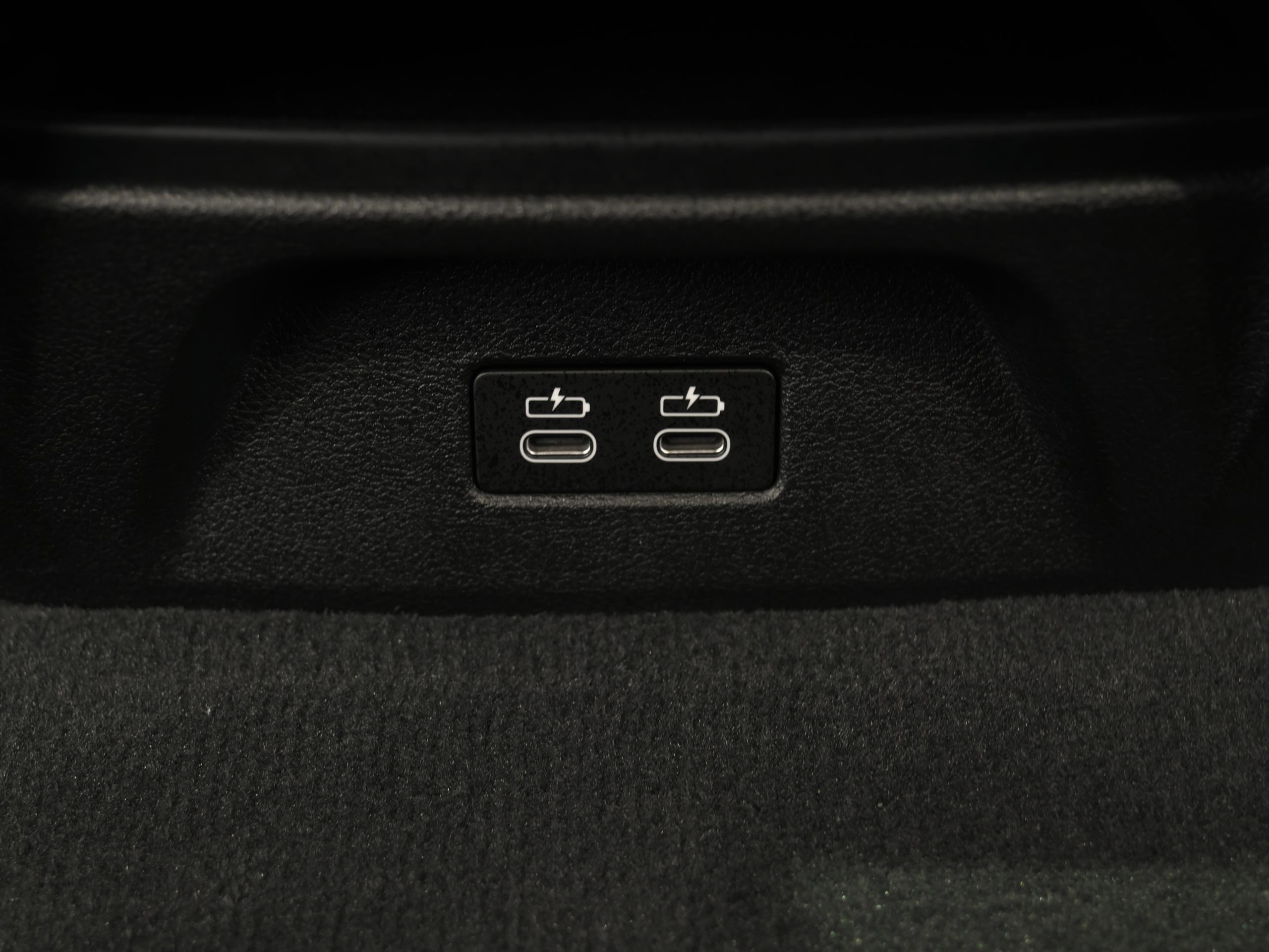 BMWアルピナ XD4 アルラット フラメンコレッド USB-Cポート