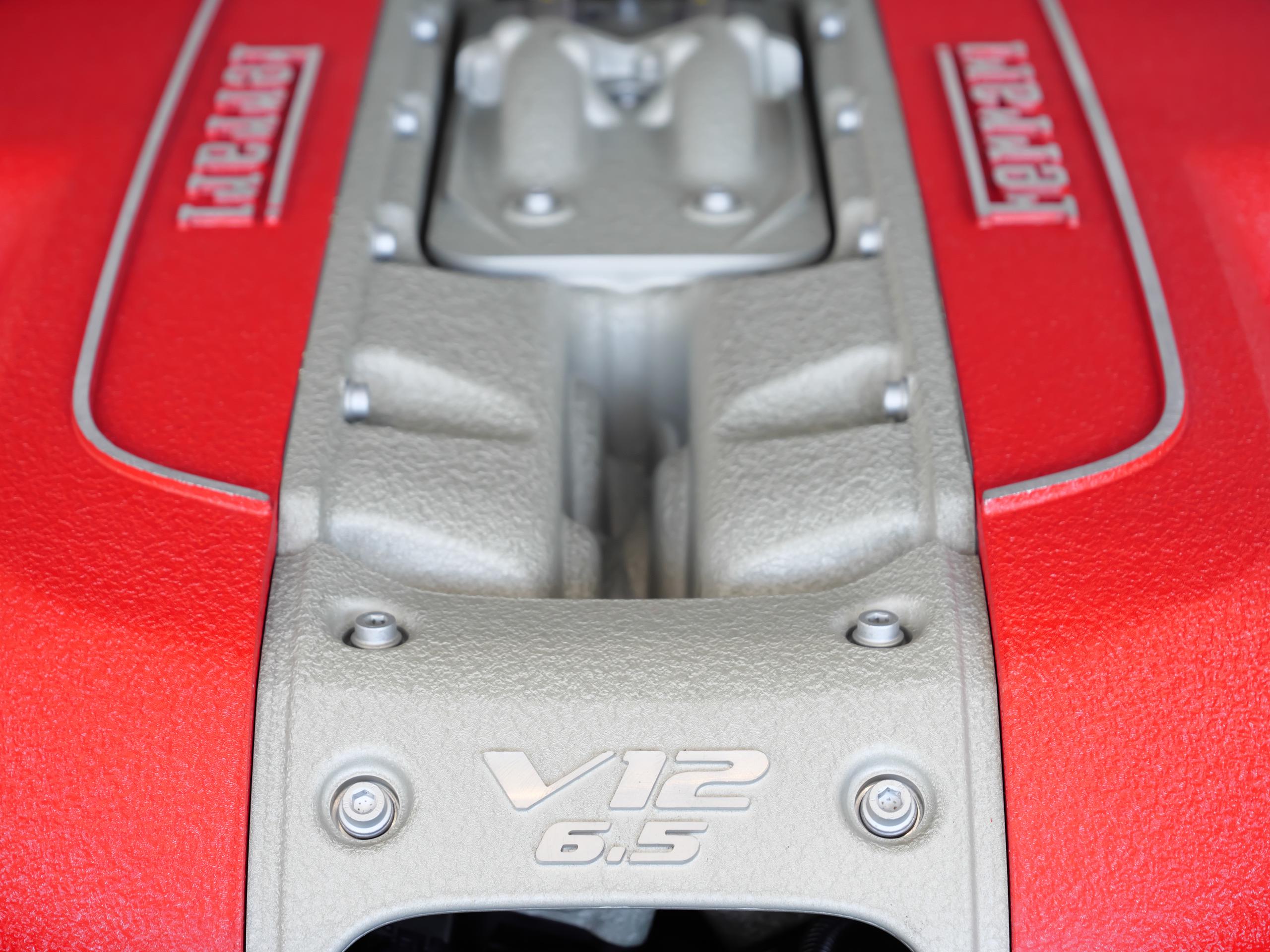 フェラーリ 812GTS ビアンコアヴス エンジンヘッド