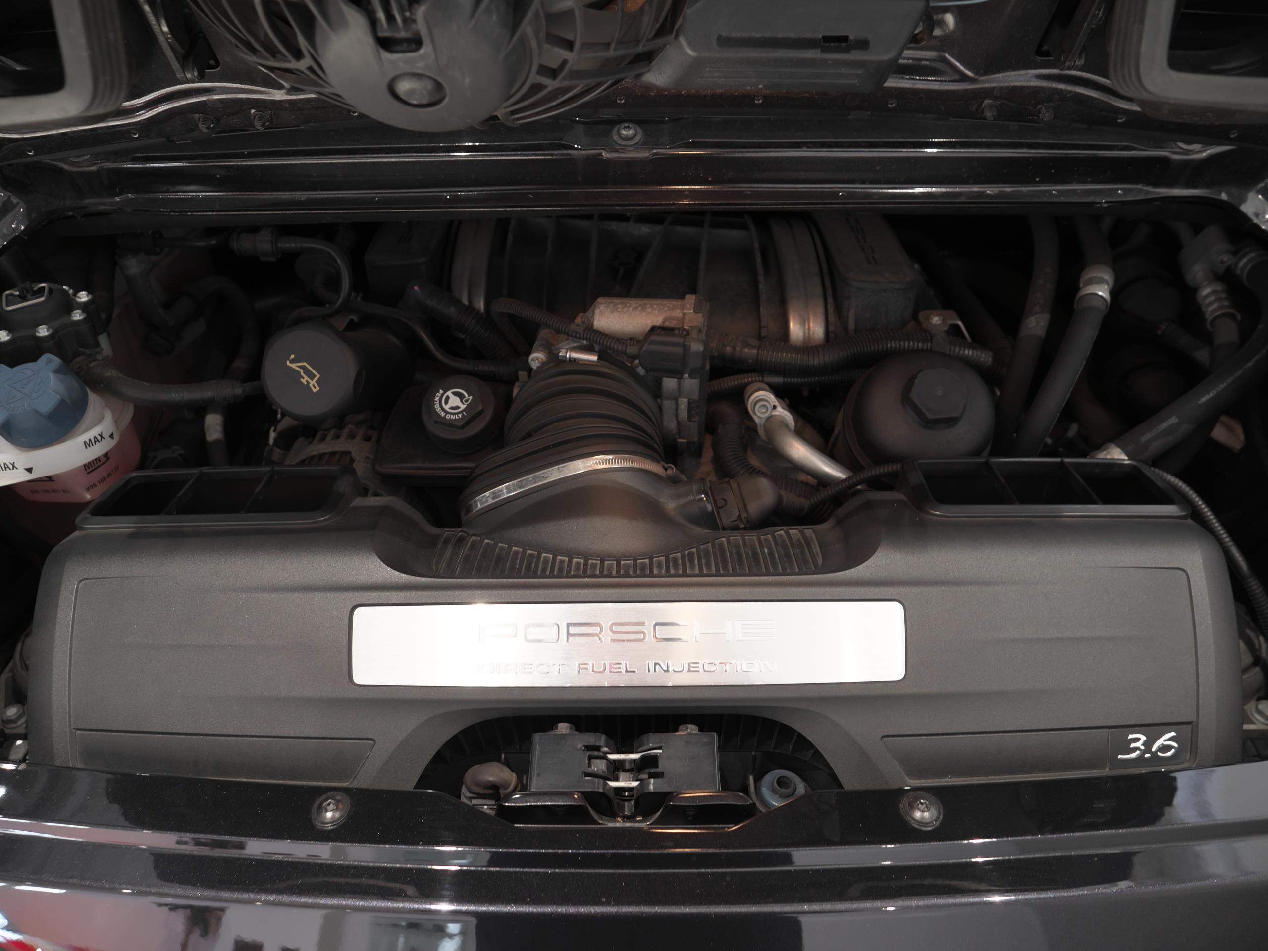 ポルシェ 911 997 カレラ ブラックエディション エンジンルーム
