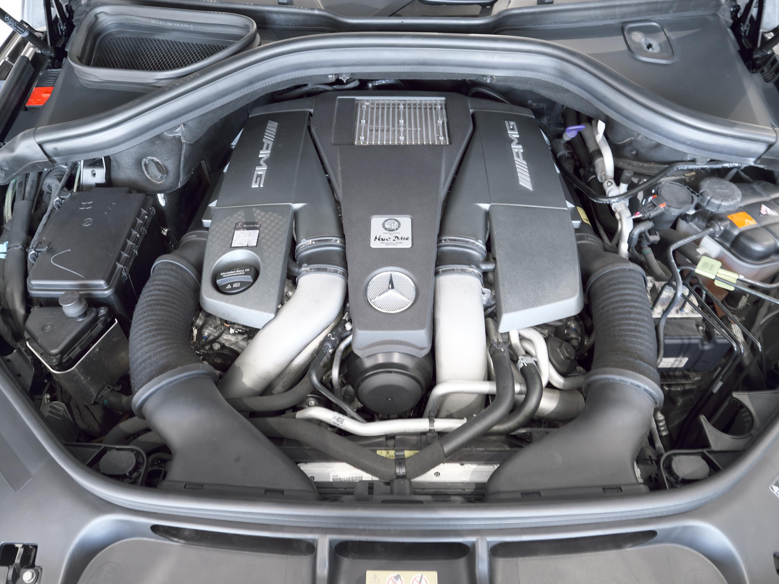 メルセデスベンツ GL63 AMG V8エンジン