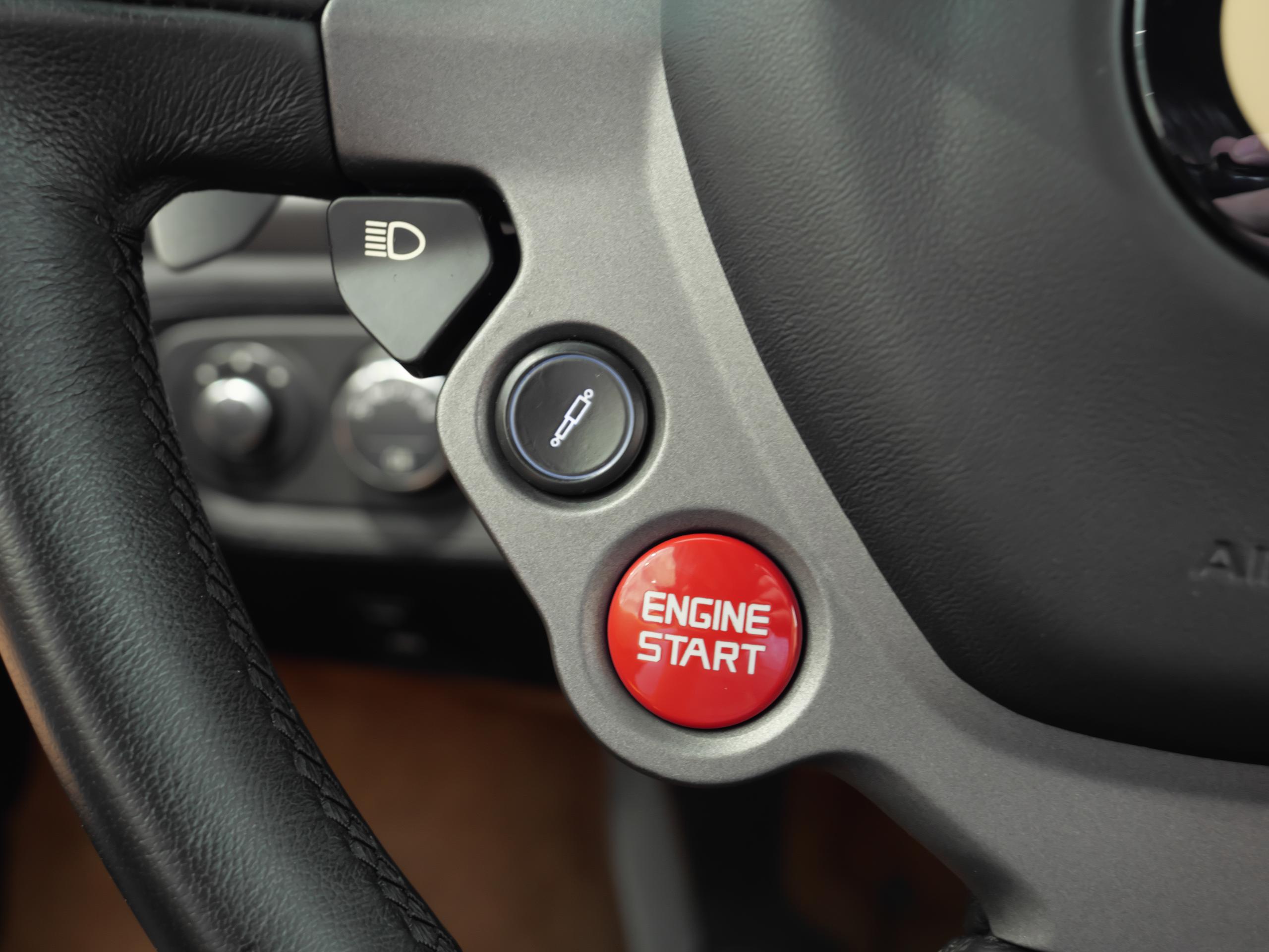 フェラーリ 458スパイダー ネロデイトナ エンジンスタートボタン