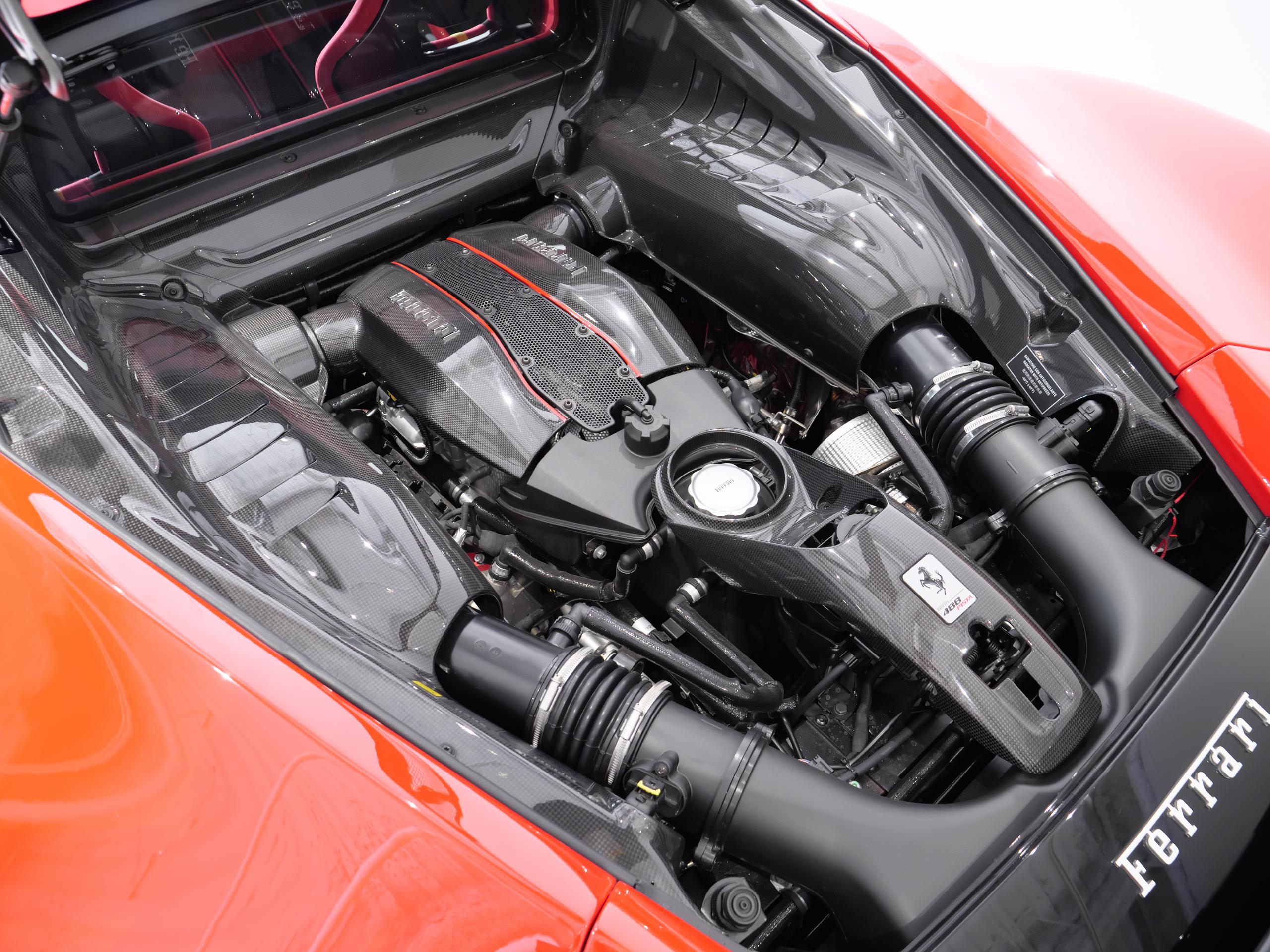 フェラーリ 488ピスタ エンジンルーム