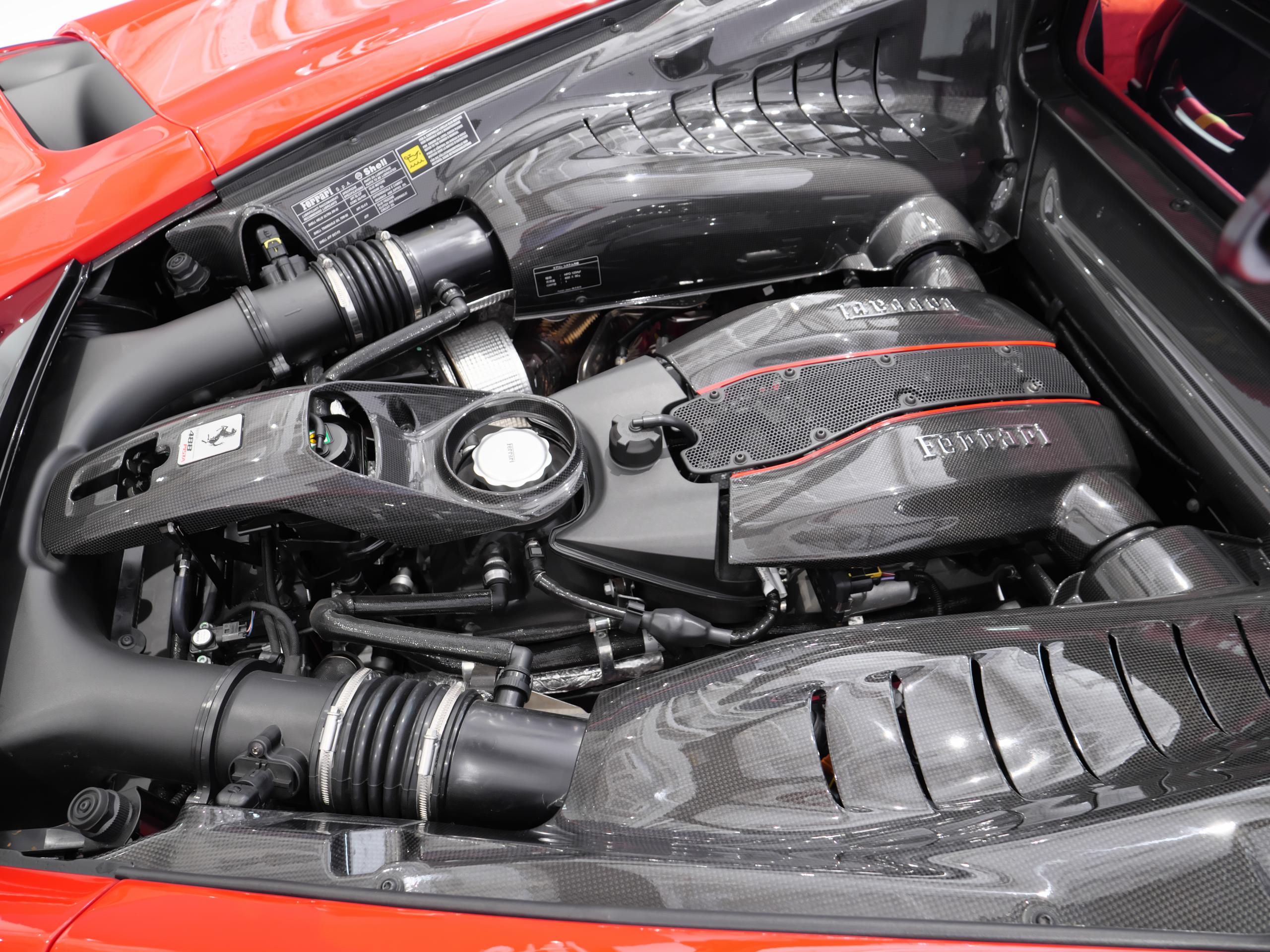 フェラーリ 488ピスタ カーボンエンジンカバー