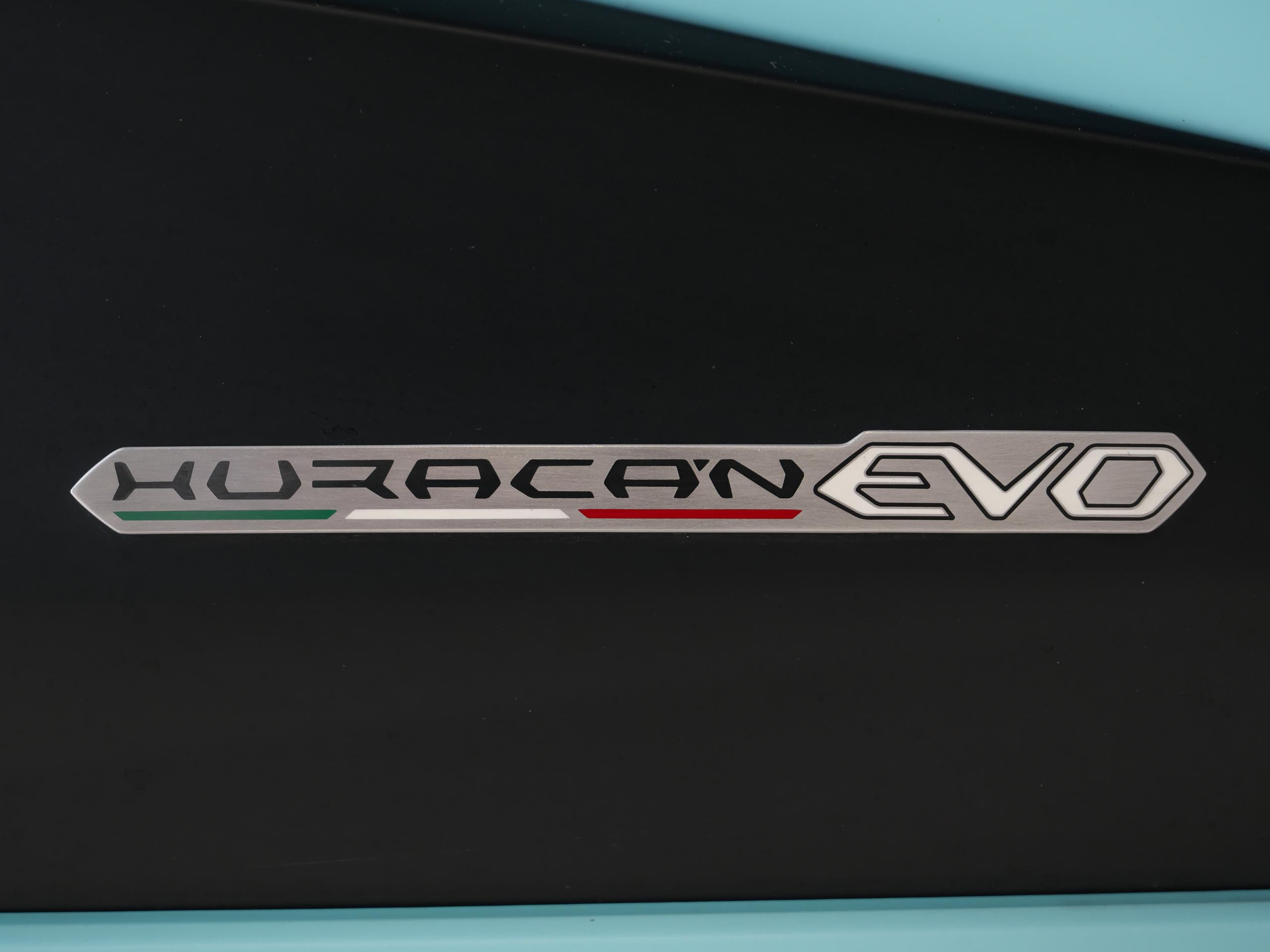 ランボルギーニ ウラカン EVO フルオ カプセル モデルエンブレム