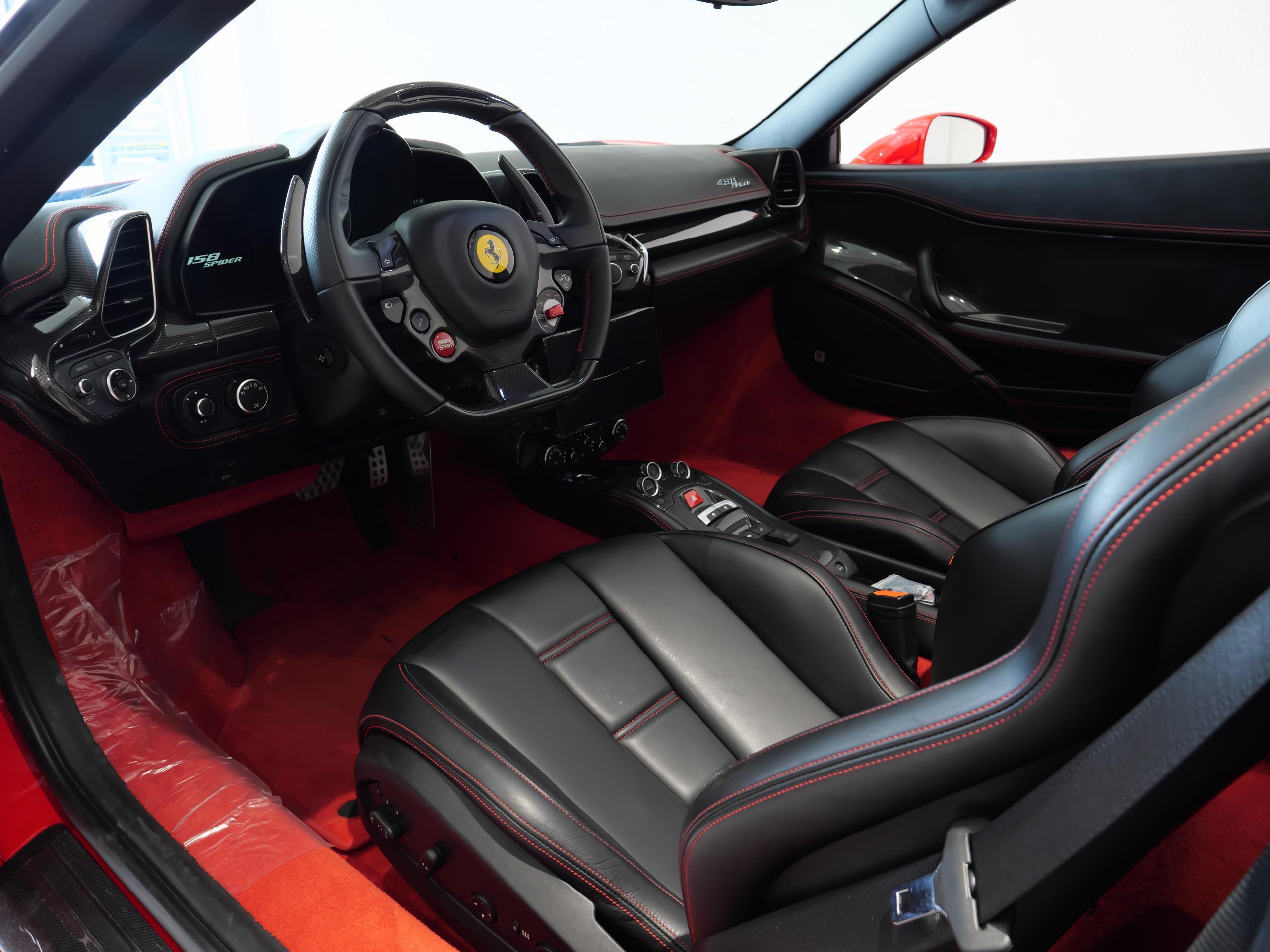 フェラーリ 458 スパイダー ロッソコルサ 運転席