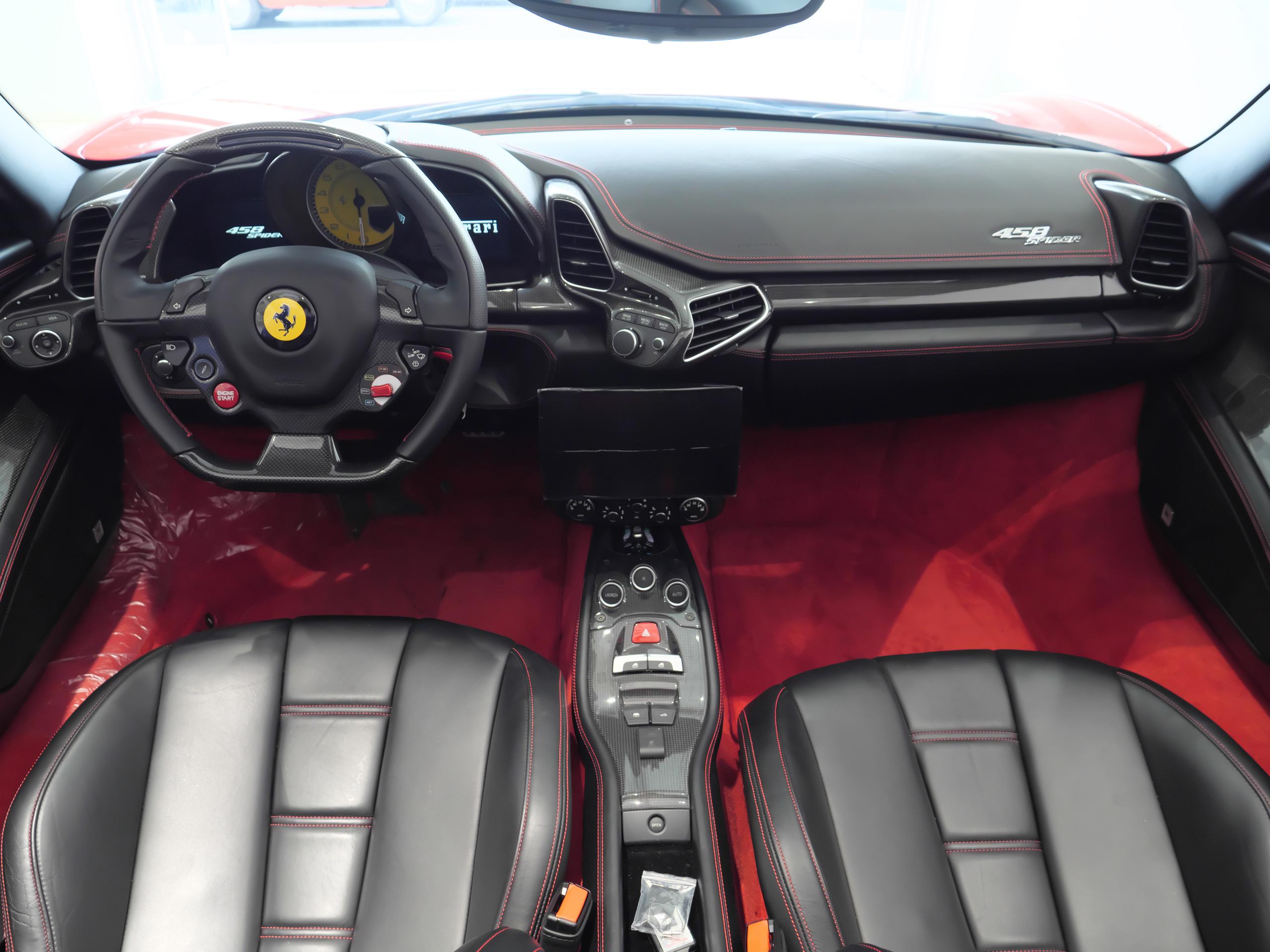 フェラーリ 458 スパイダー ロッソコルサ 内装