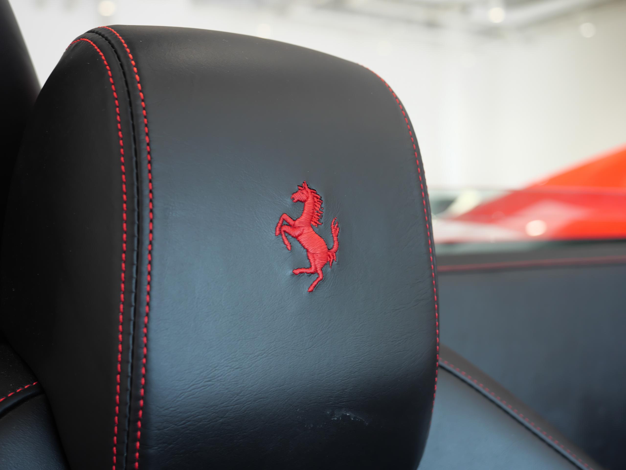 フェラーリ 458 スパイダー ロッソコルサ ヘッドレスト跳ね馬刺繡
