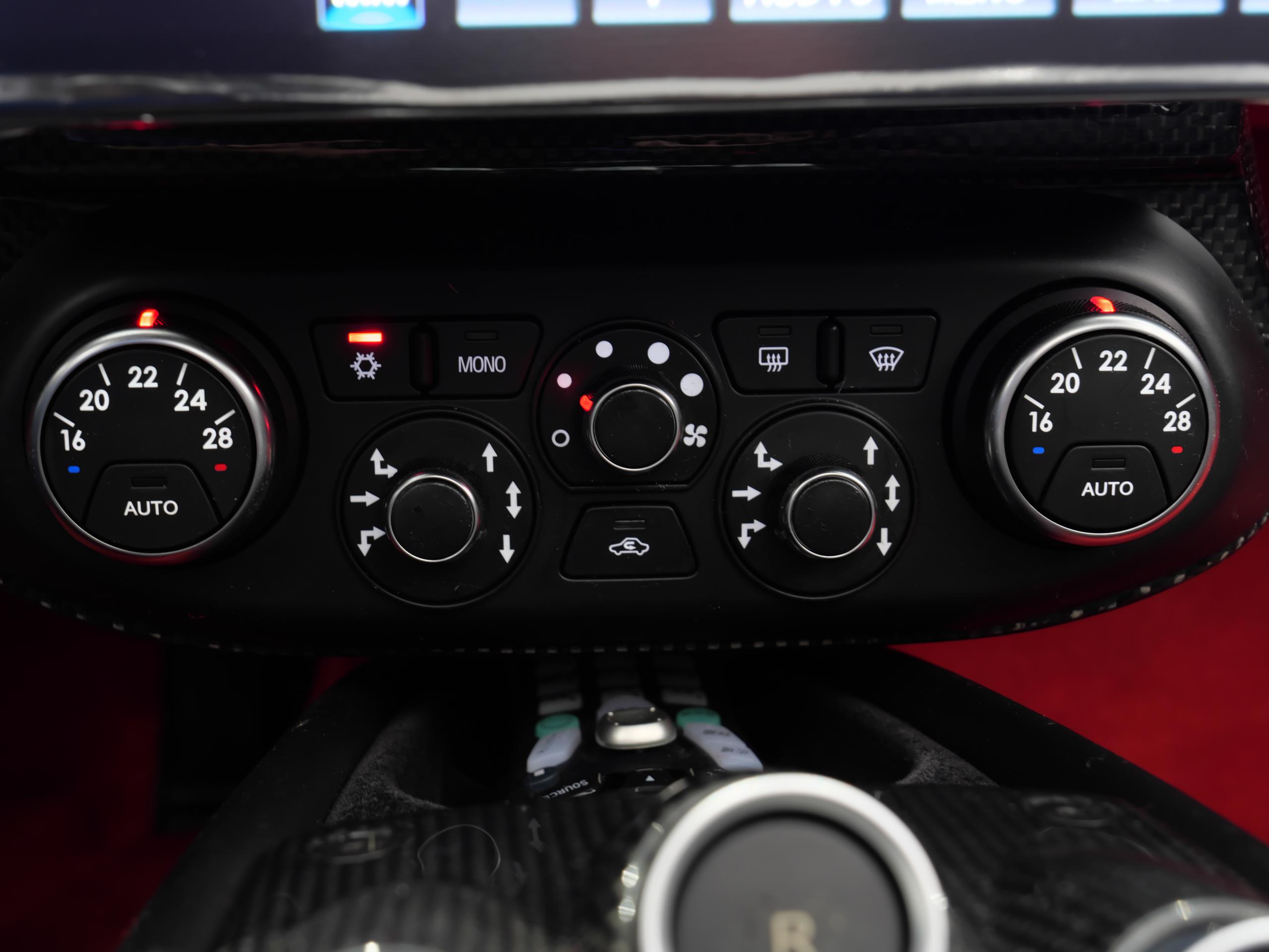 フェラーリ 458 スパイダー ロッソコルサ エアコン操作パネル