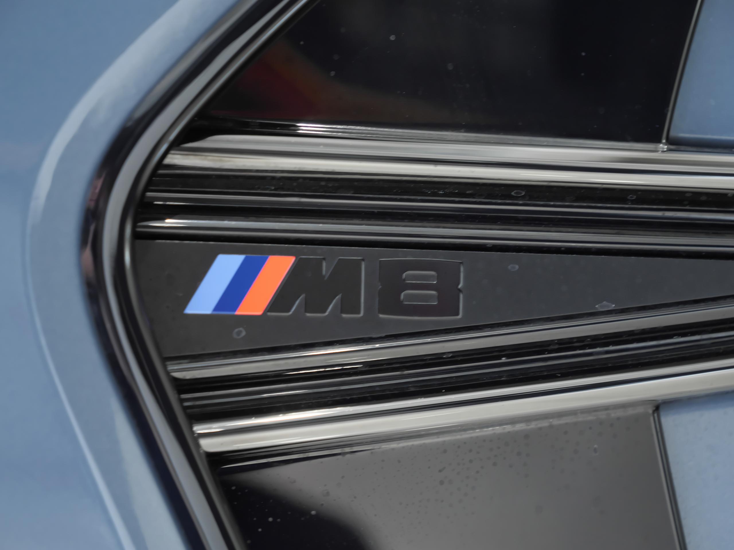 BMW M8 コンペティション バルセロナブルー フェンダーバッジ