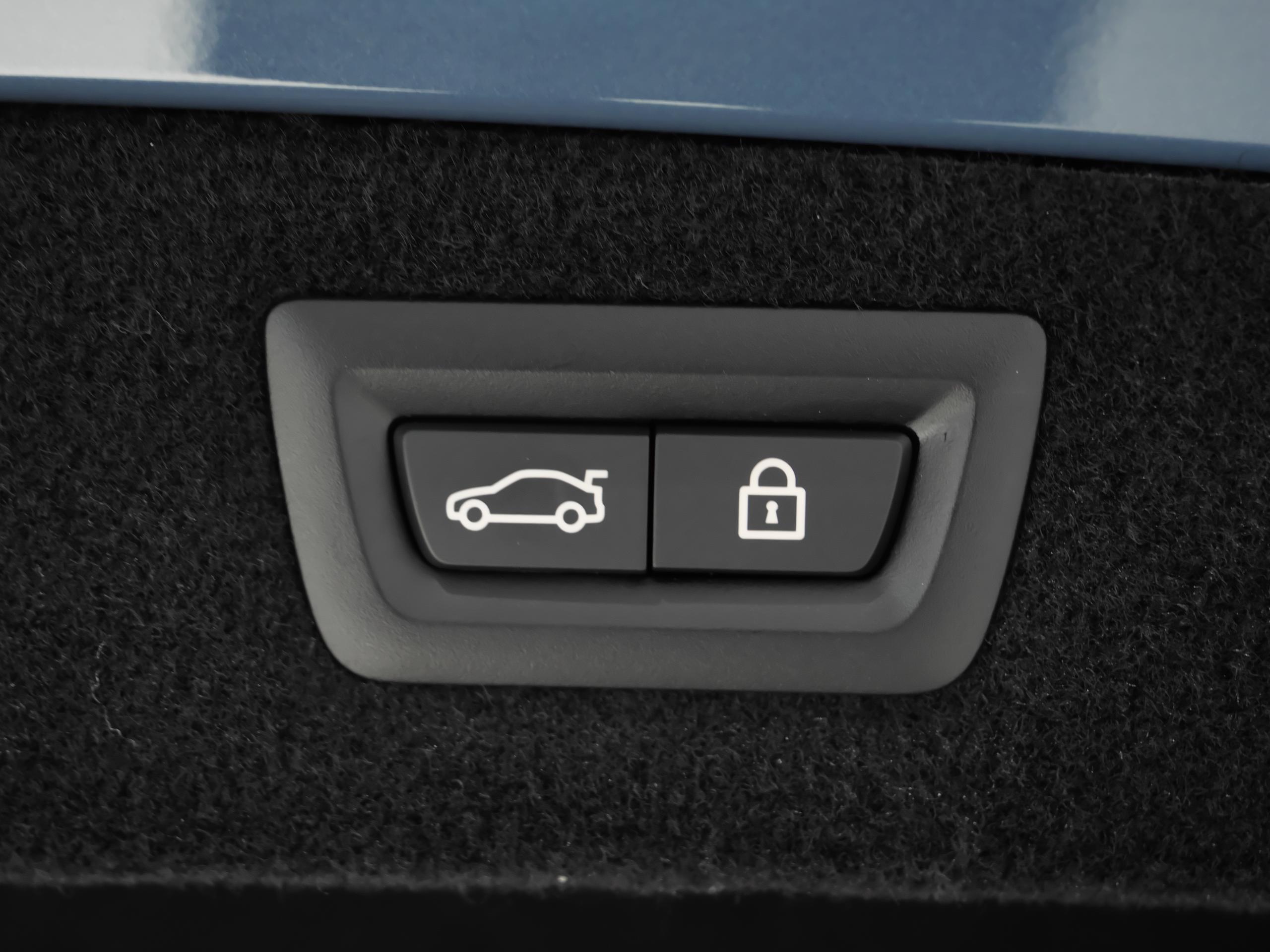 BMW M8 コンペティション バルセロナブルー 電動トランクボタン