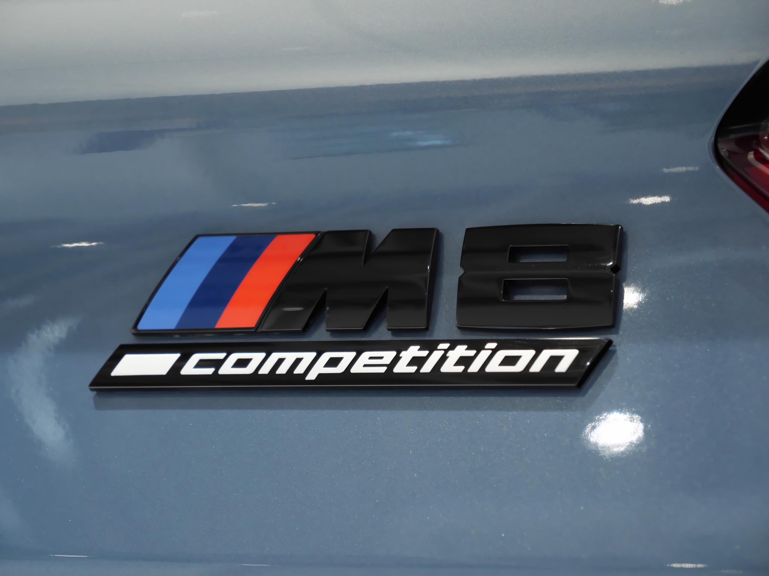 BMW M8 コンペティション バルセロナブルー リアバッジ