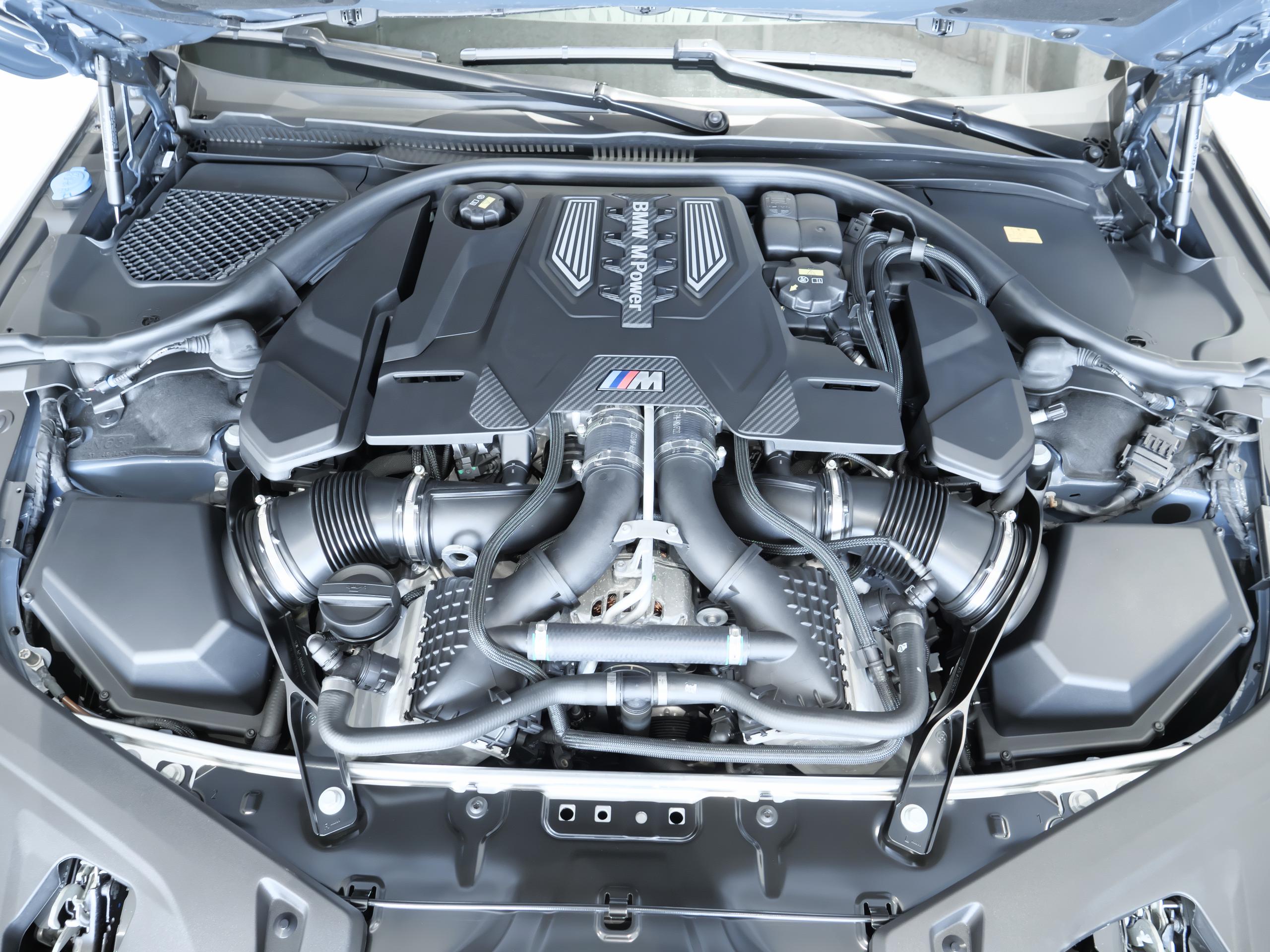 BMW M8 コンペティション バルセロナブルー V8エンジン