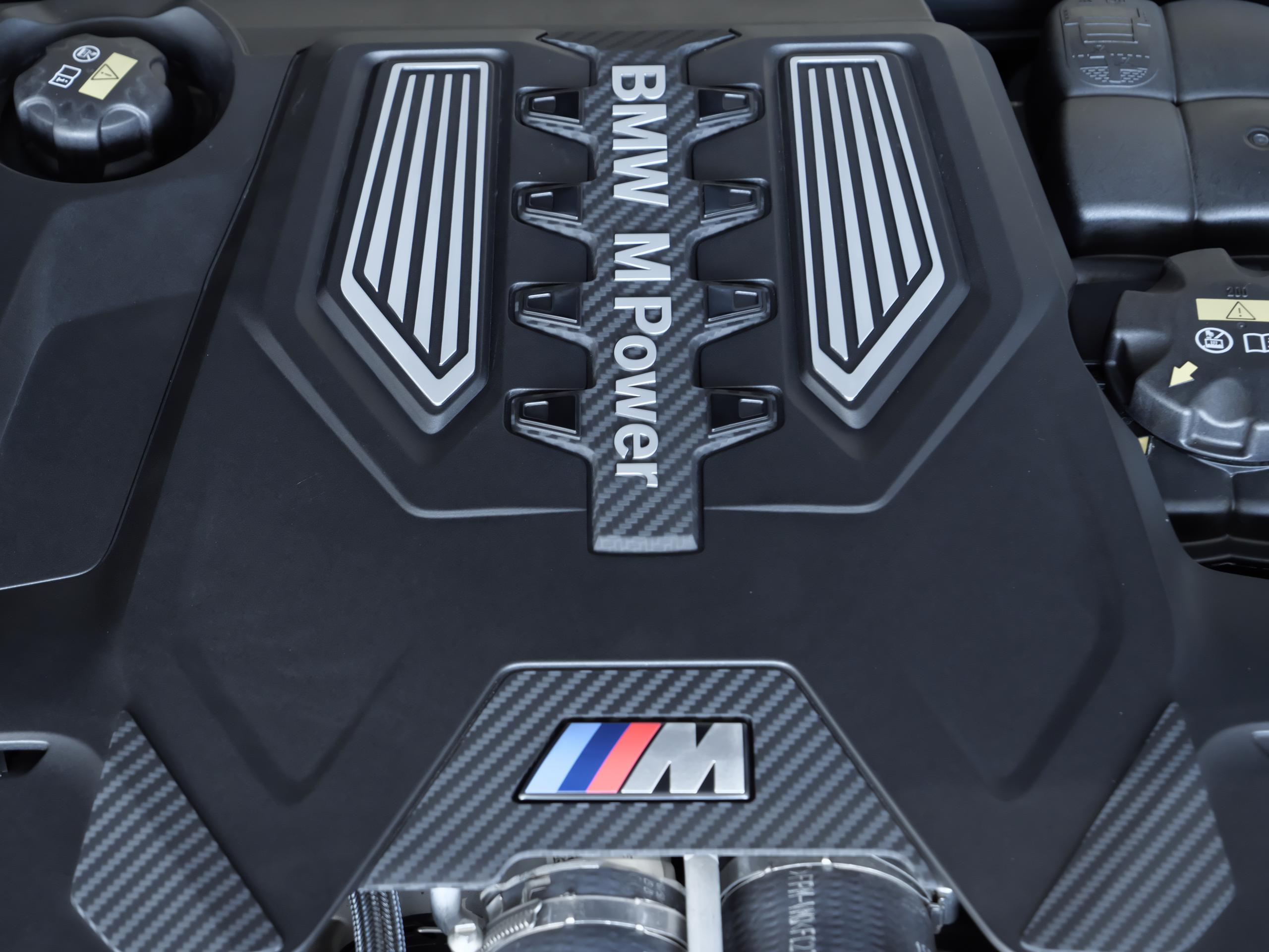 BMW M8 コンペティション バルセロナブルー エンジンカバー