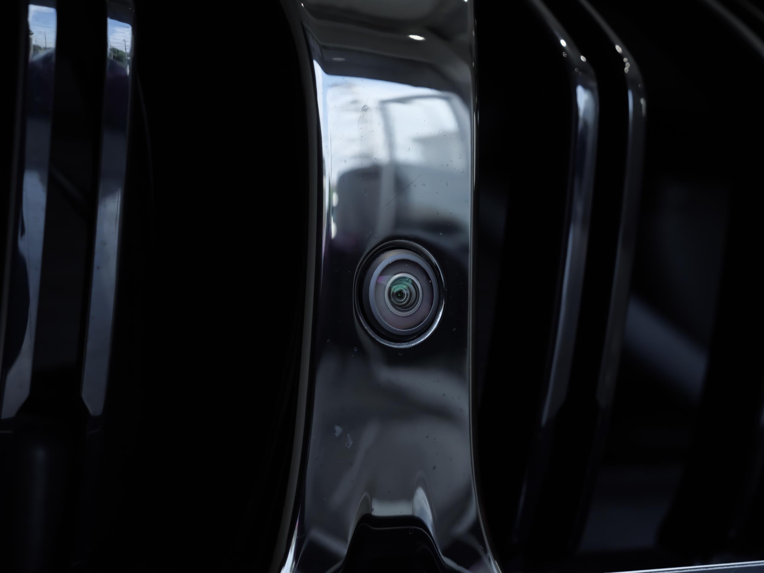 BMW M8 コンペティション バルセロナブルー フロントカメラ