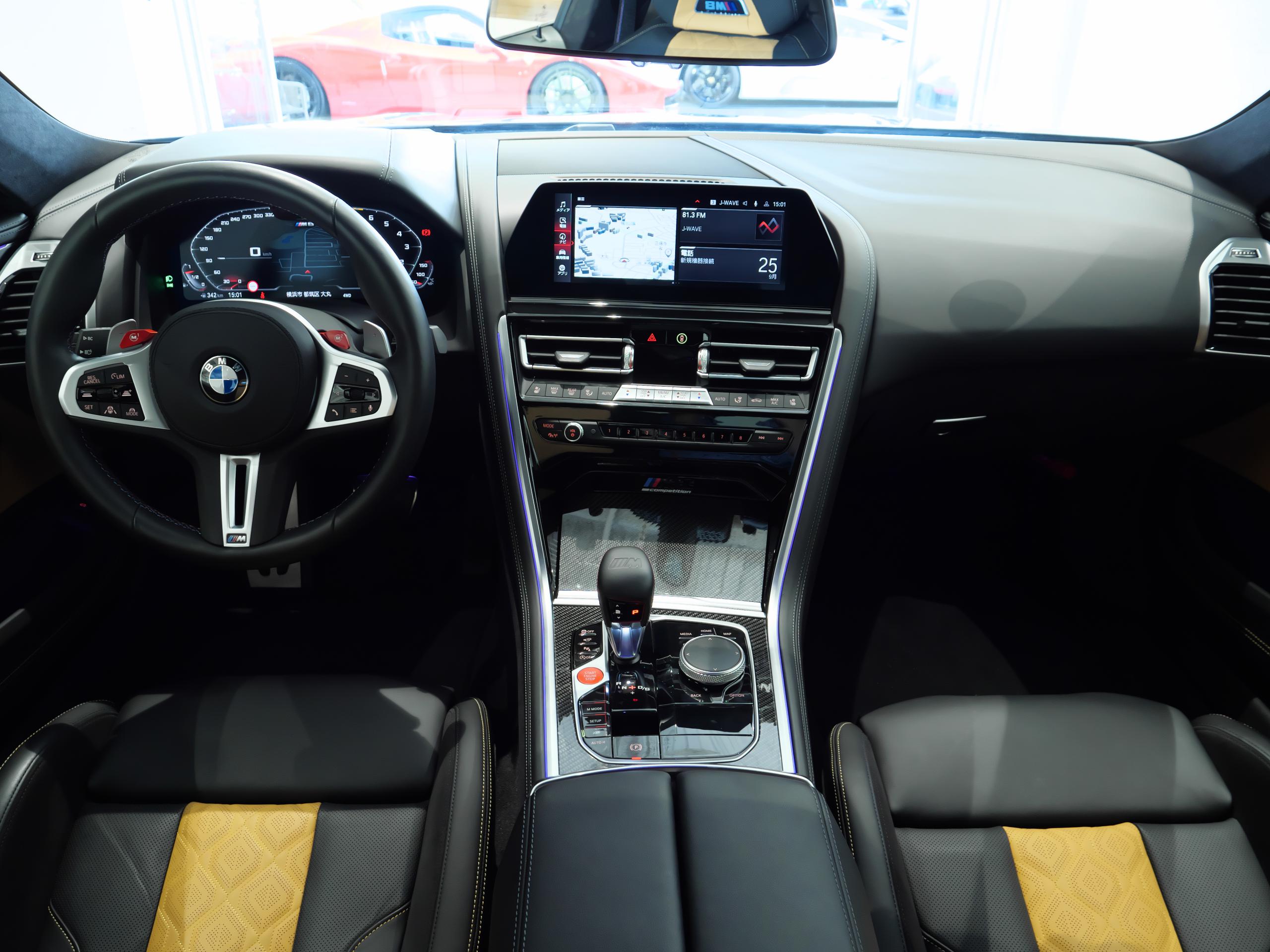 BMW M8 コンペティション バルセロナブルー 内装