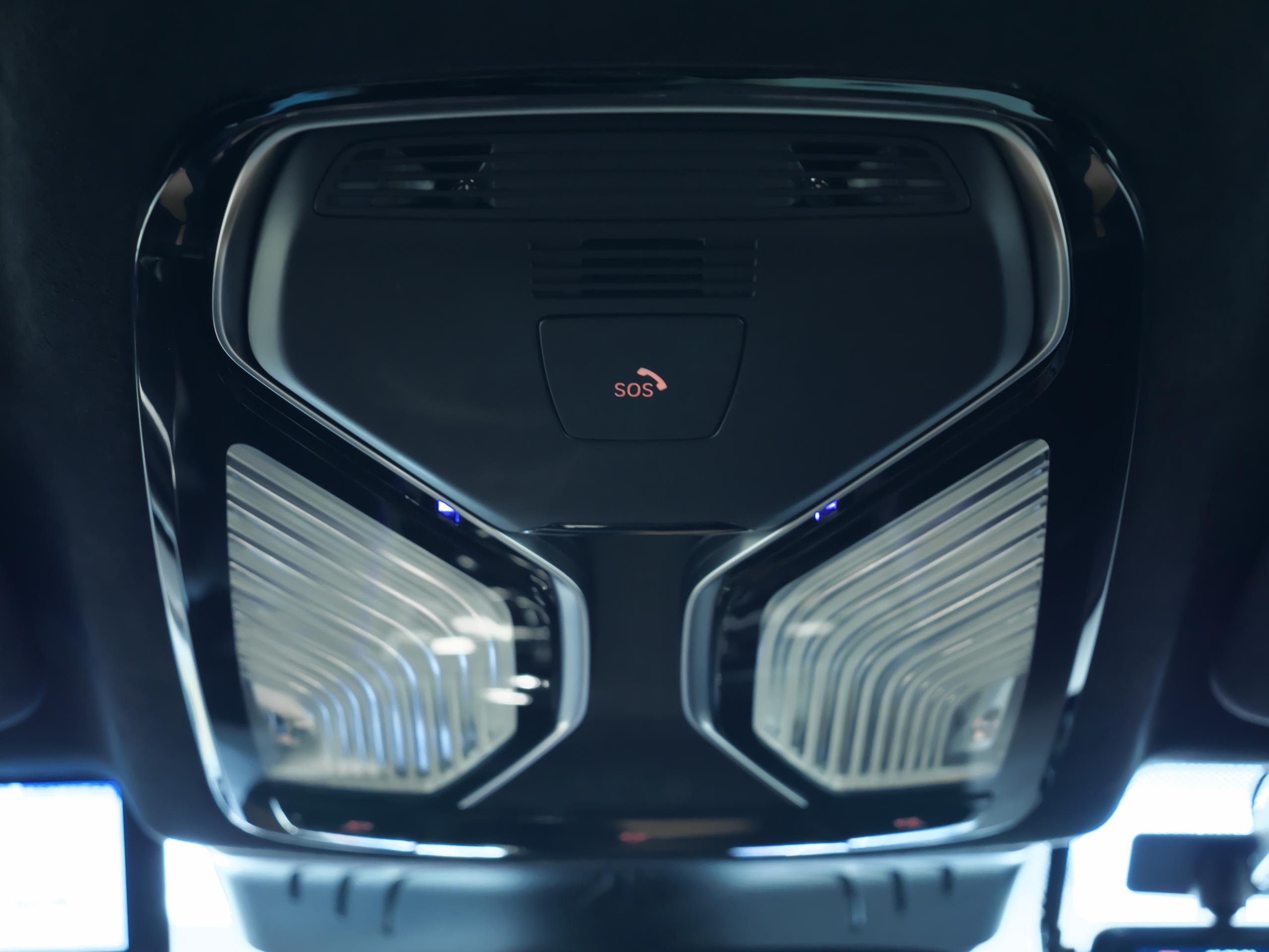 BMW M8 コンペティション バルセロナブルー 室内照明