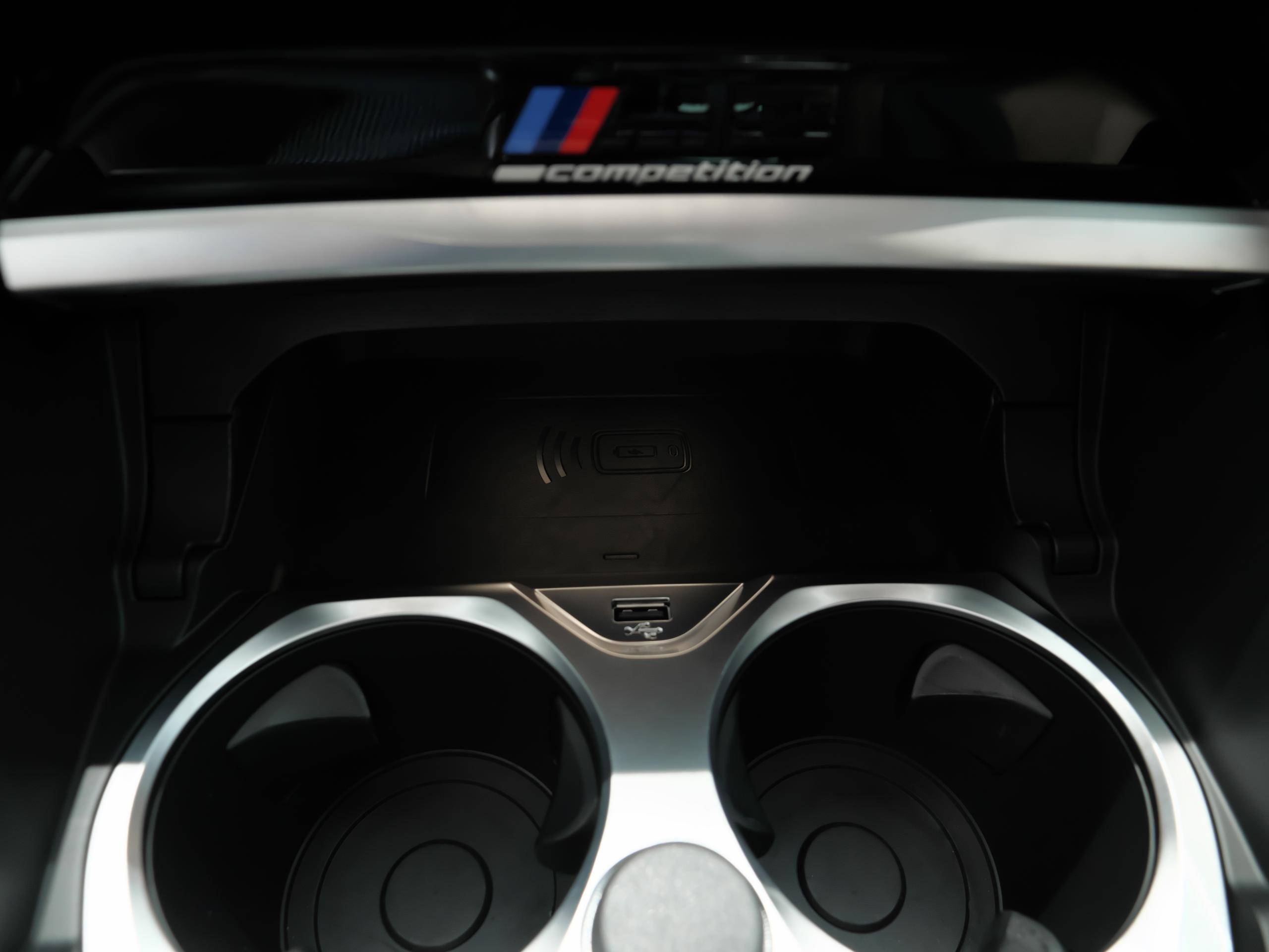 BMW M8 コンペティション バルセロナブルー ワイヤレス充電