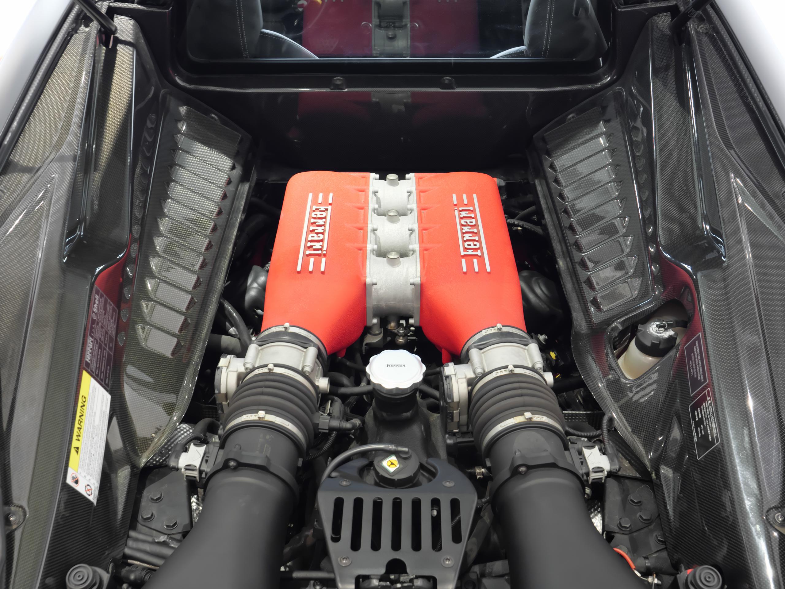 フェラーリ 458 イタリア ロッソコルサ エンジンルーム
