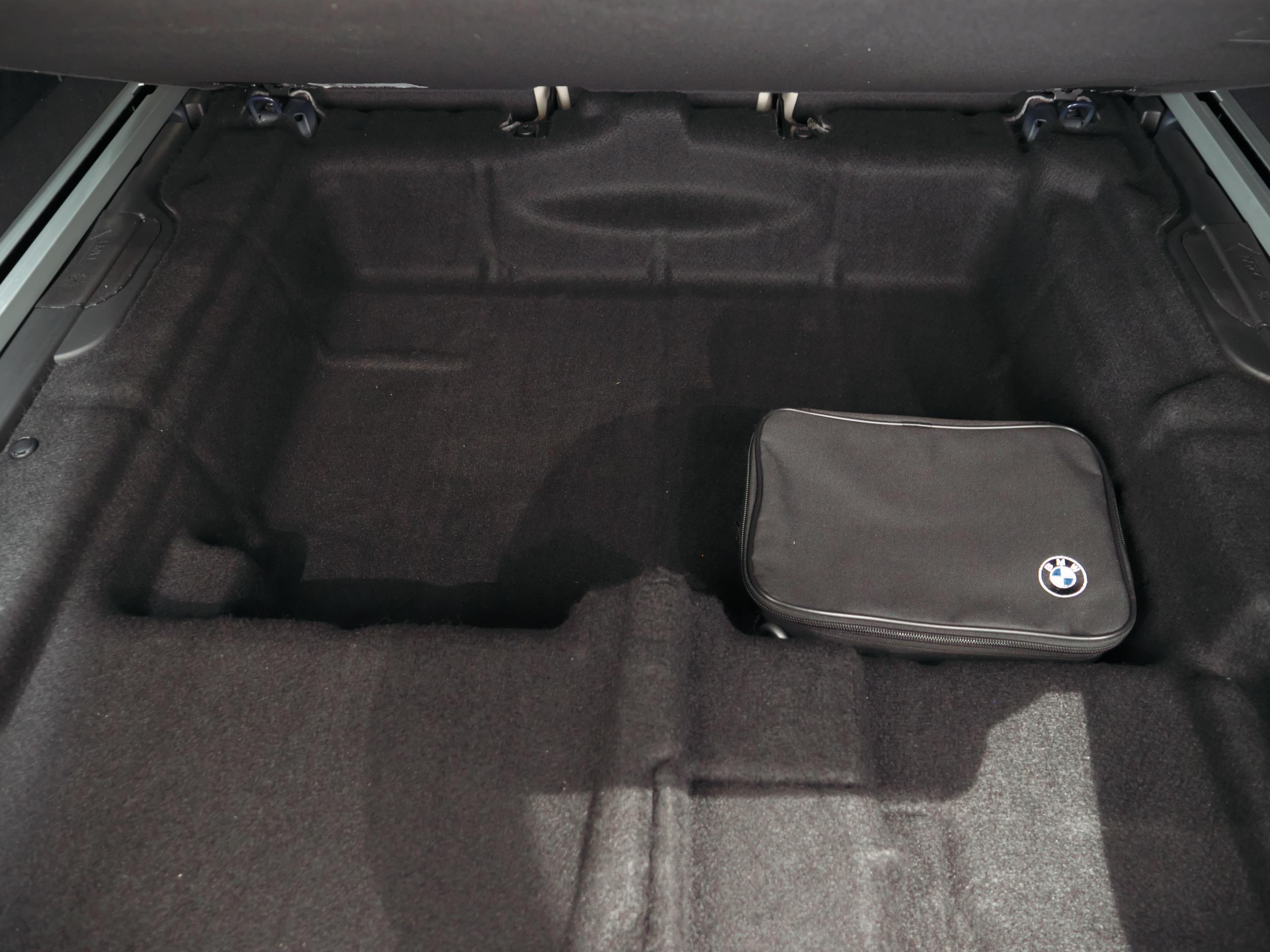 BMW アルピナ XD4 アルラット ファイトニックブルー トランク下スペース